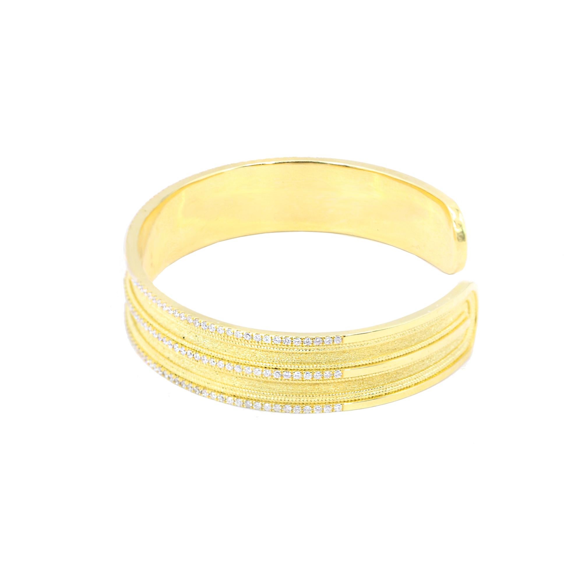 Georgios Collections Bracelet jonc large byzantin en or jaune 18 carats avec diamants Neuf - En vente à Astoria, NY