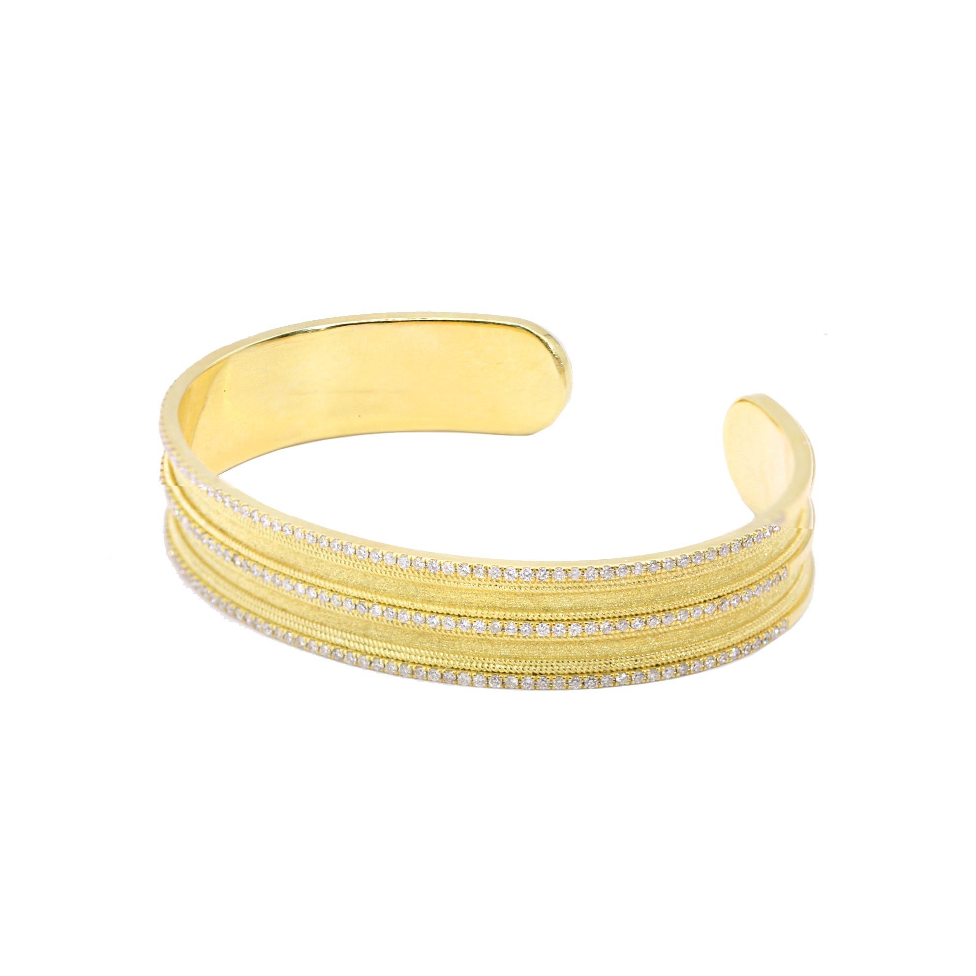 Georgios Collections Bracelet jonc large byzantin en or jaune 18 carats avec diamants Pour femmes en vente