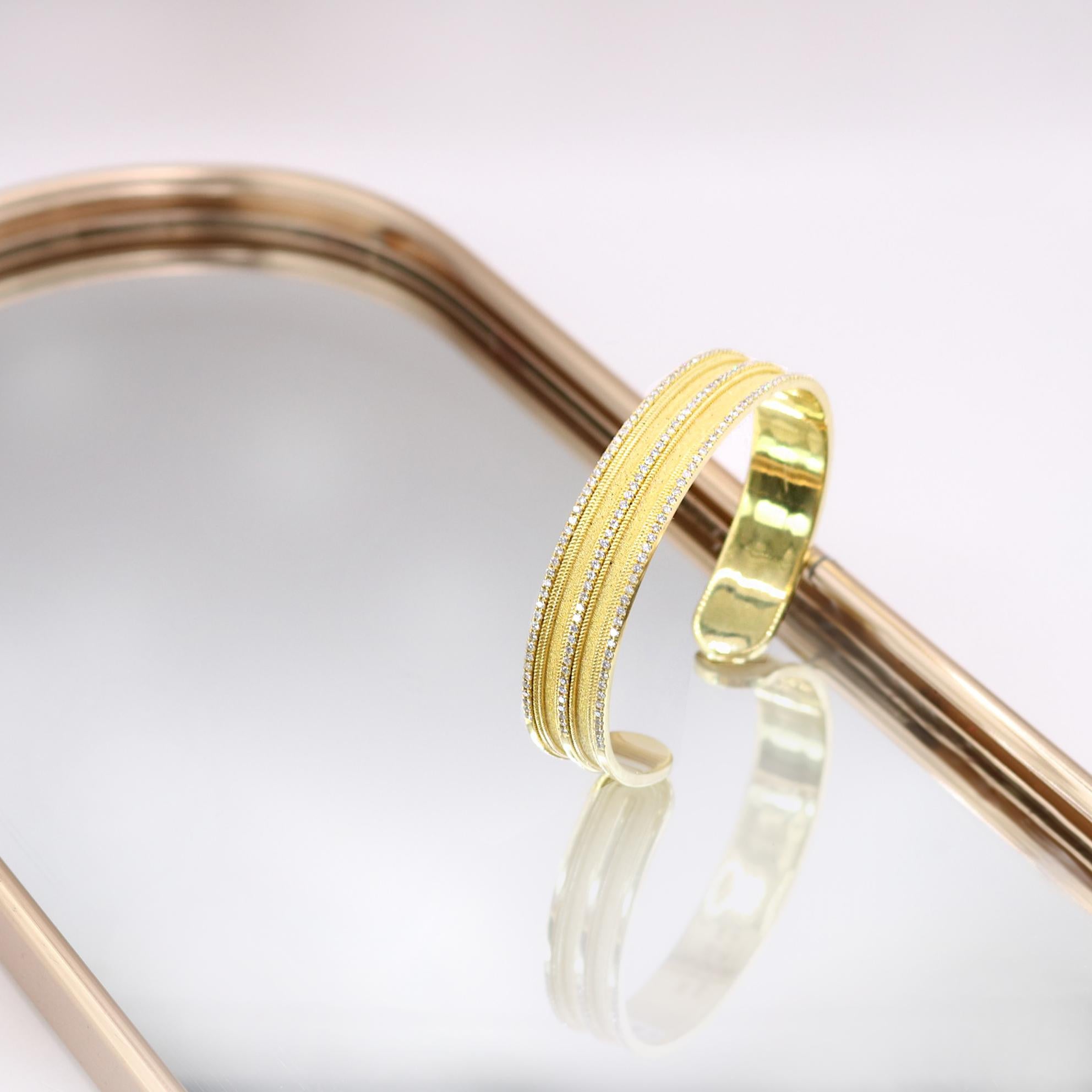Georgios Collections Bracelet jonc large byzantin en or jaune 18 carats avec diamants en vente 2