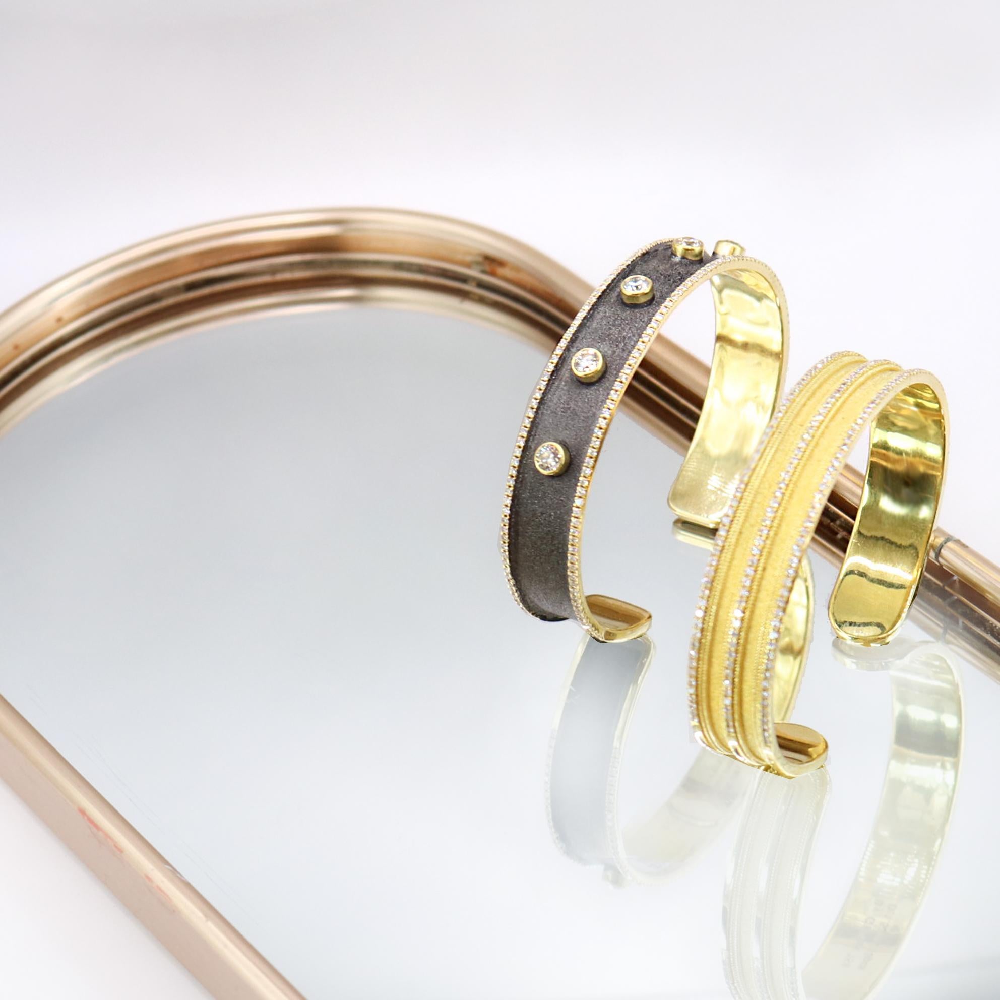 Georgios Collections Bracelet jonc large byzantin en or jaune 18 carats avec diamants en vente 3