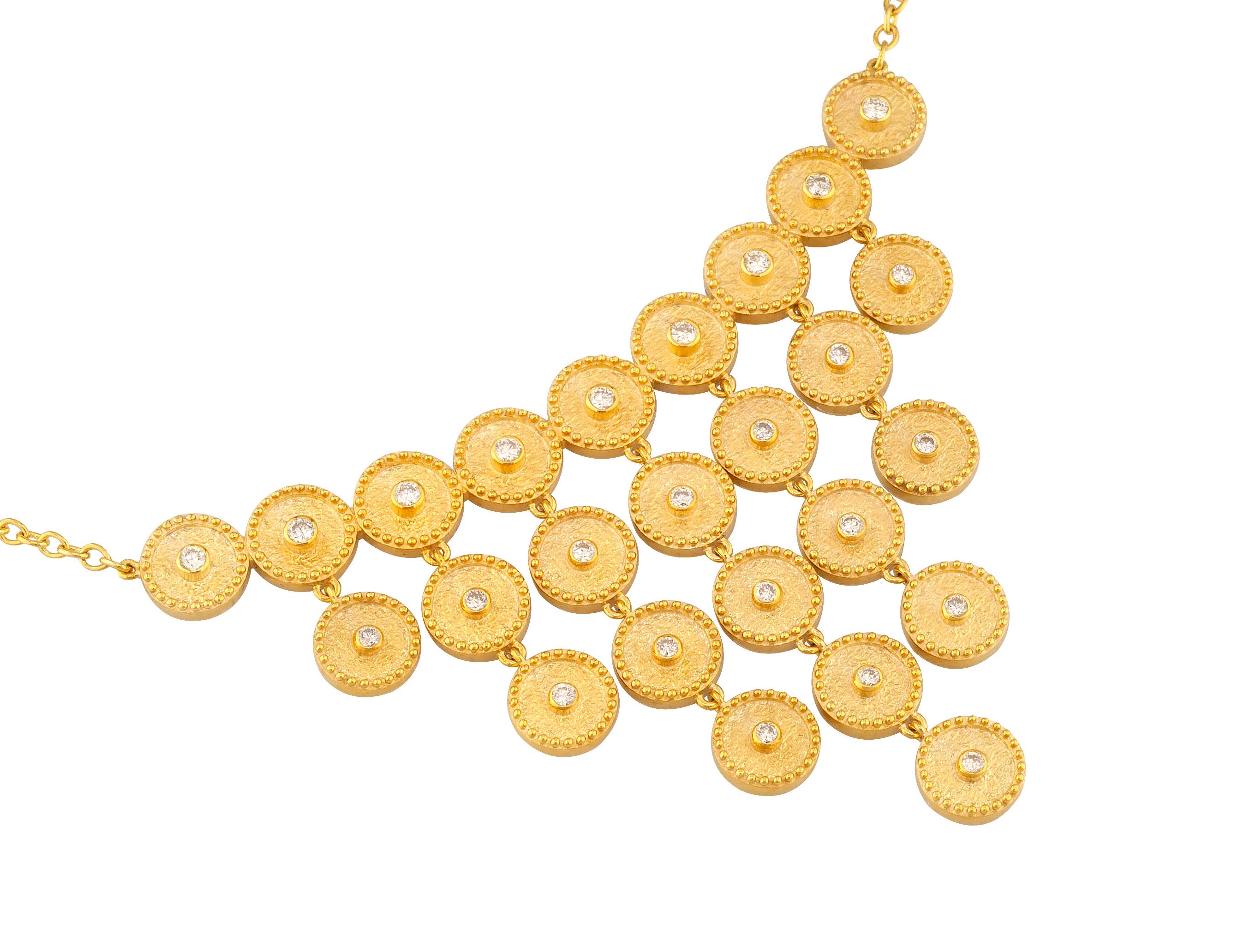 S.Georgios Design Anhänger Halskette ist aus massivem 18 Karat Gelbgold handgefertigt und ist mikroskopisch verziert mit Granulation Arbeit den ganzen Weg um. Der Hintergrund der atemberaubenden Halskette hat einen einzigartigen Samt-Look und