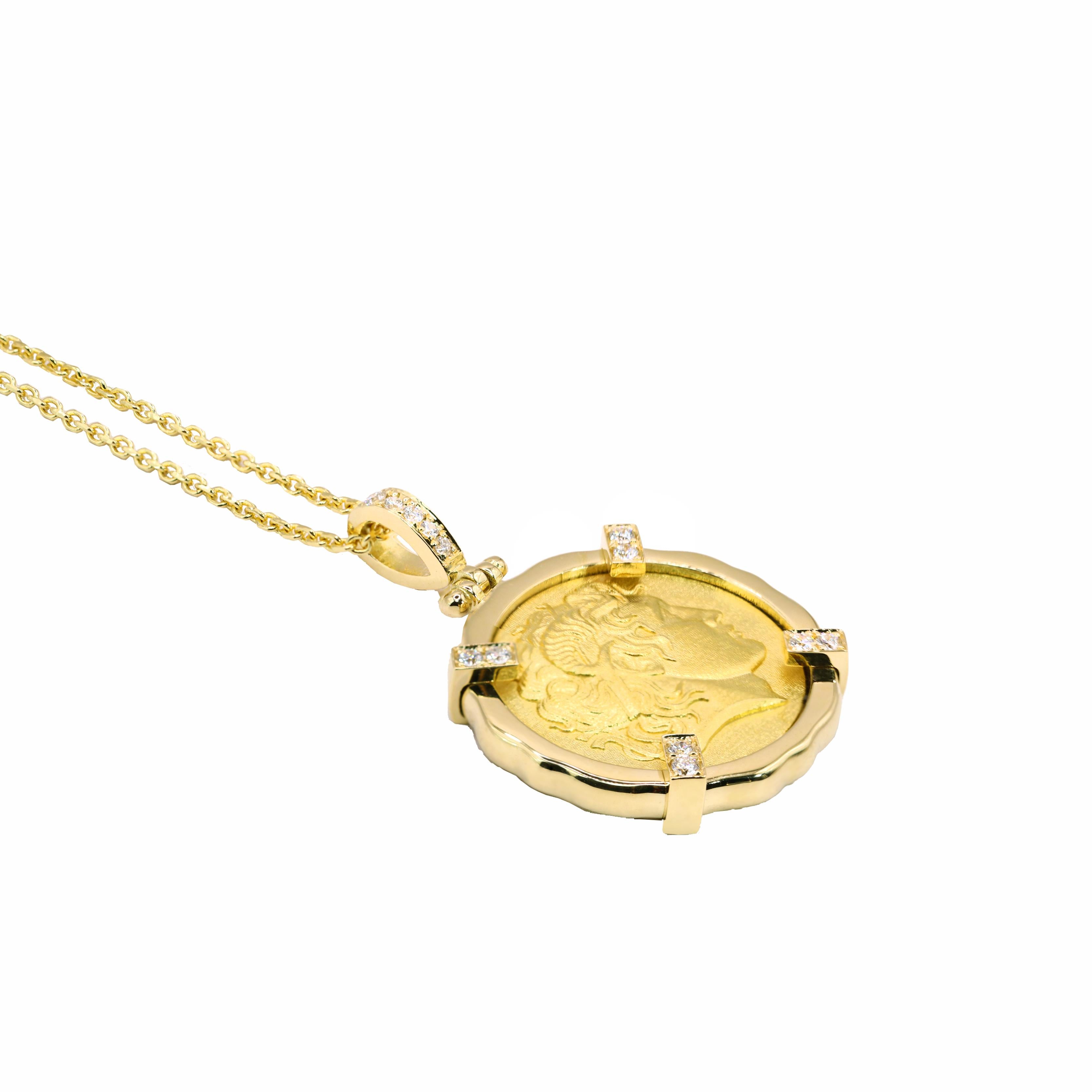 Ce pendentif en or jaune 18 carats de S.Georgios est entièrement réalisé à la main et représente une pièce d'or d'Alexander le Grand (la pièce est une copie exacte de l'original), symbole de la force. Cette œuvre d'art est ornée de 8 diamants
