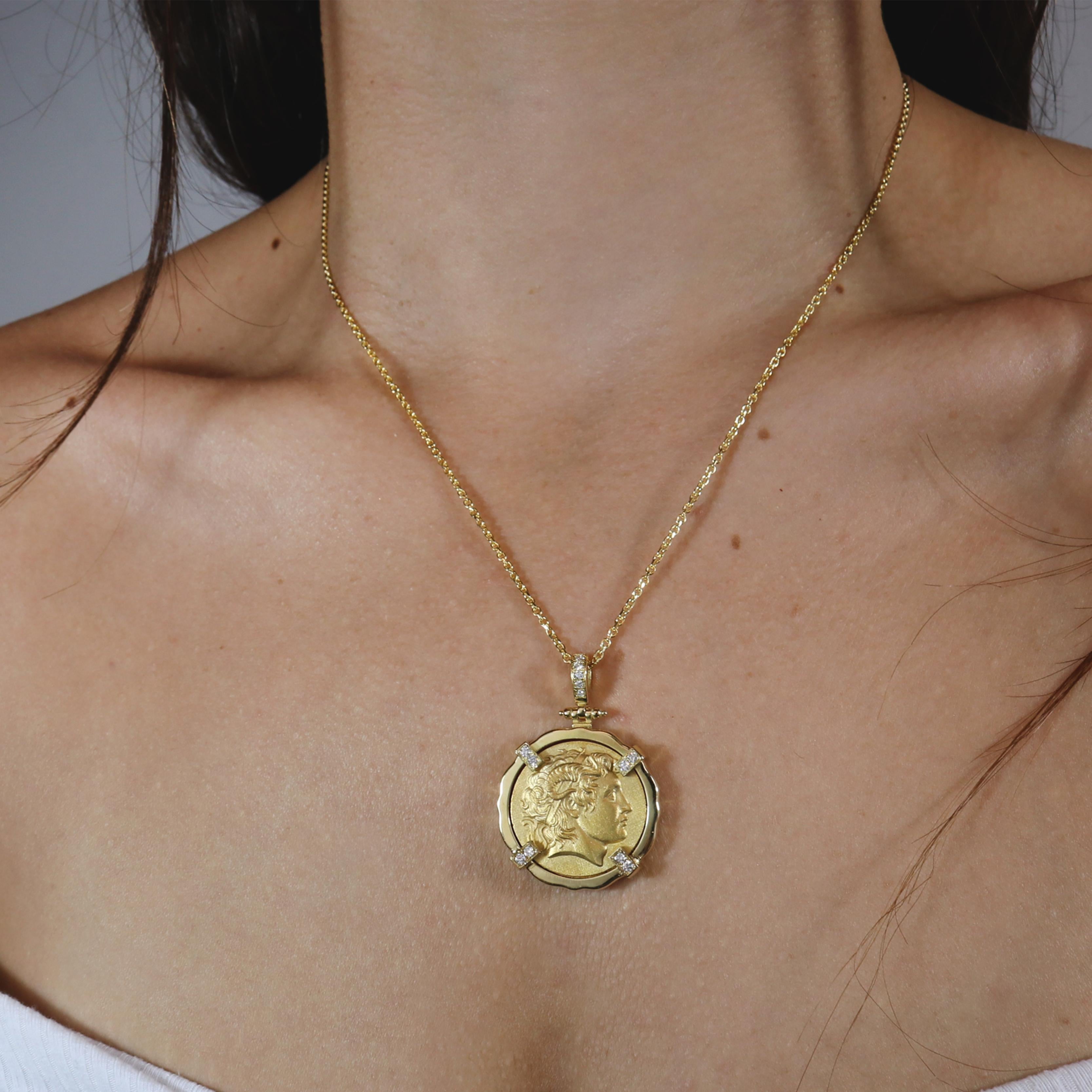 The Collective Pendentif en or jaune 18 carats avec diamant représentant la pièce de monnaie d'Alexander en vente 2