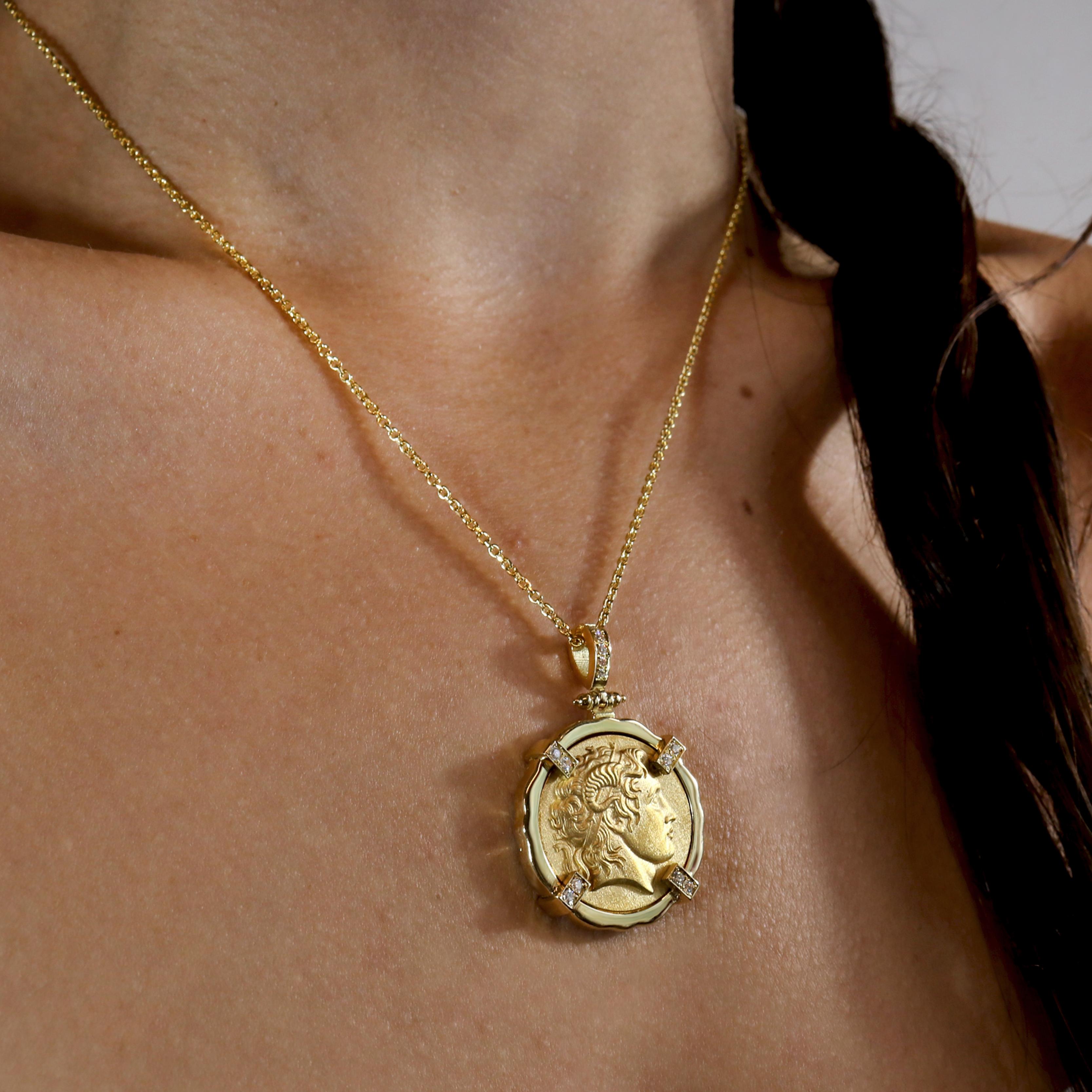 The Collective Pendentif en or jaune 18 carats avec diamant représentant la pièce de monnaie d'Alexander en vente 3