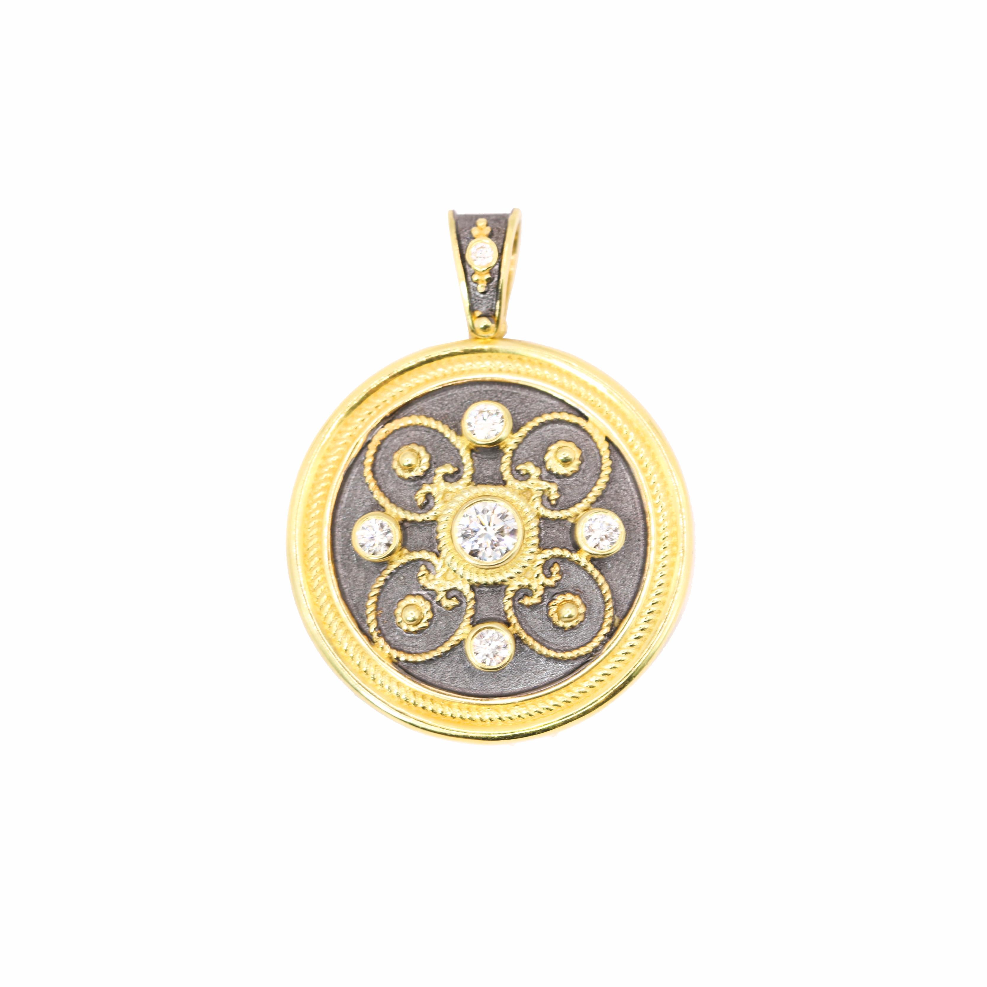 Le designer S.Georgios présente un pendentif pièce de monnaie en or jaune 18 carats, orné d'un diamant taille brillant en son centre (0,27 carats) entouré de quatre diamants plus petits autour de la pièce et d'un sur le lien (poids total des