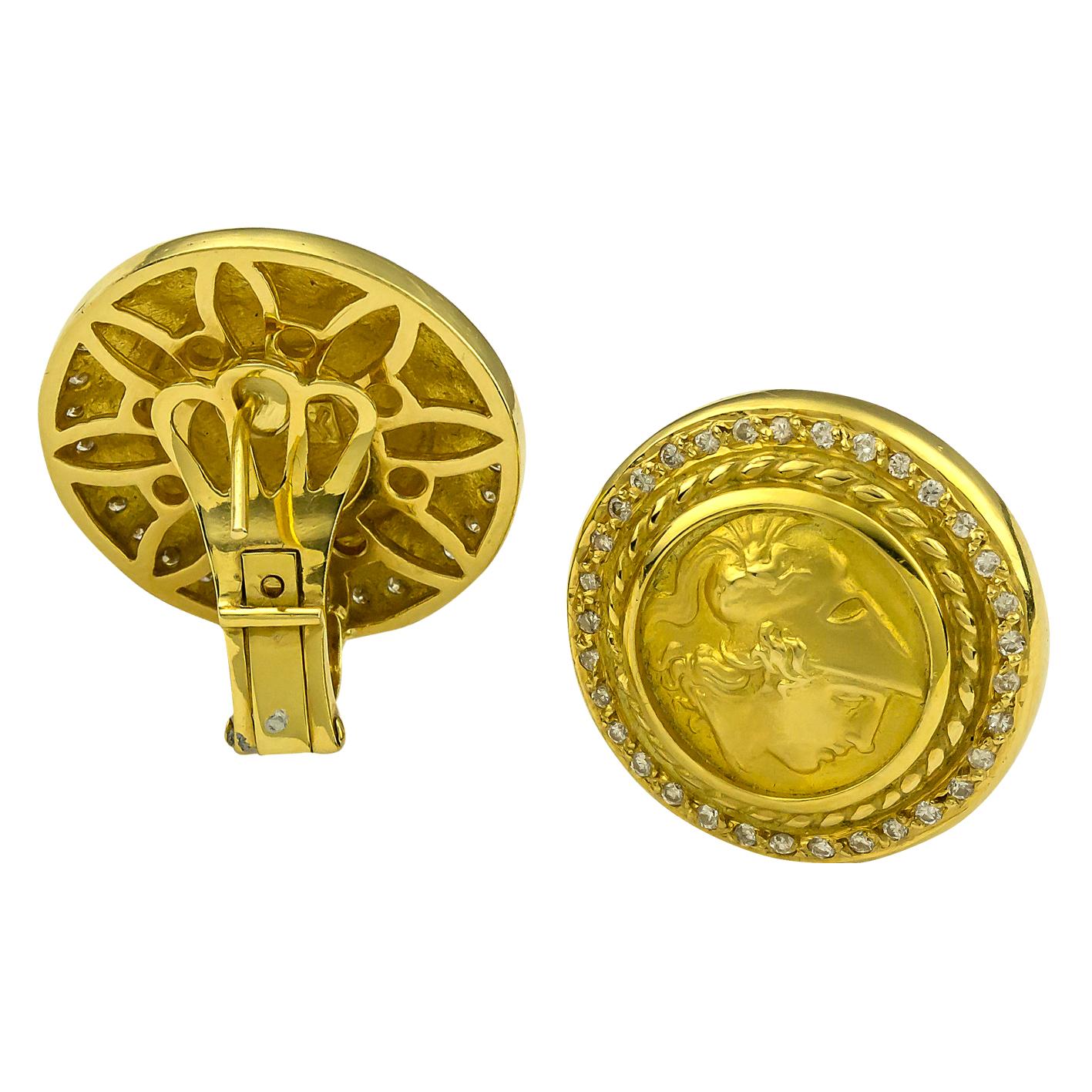 S.Georgios Designer Münz-Ohrringe von Athina sind handgefertigt aus 18 Karat Gelbgold und zeigen eine Münze von Athina, der Göttin der Weisheit und der Beschützerin von Athen. Sie sind ebenfalls im byzantinischen Stil gearbeitet und haben Diamanten