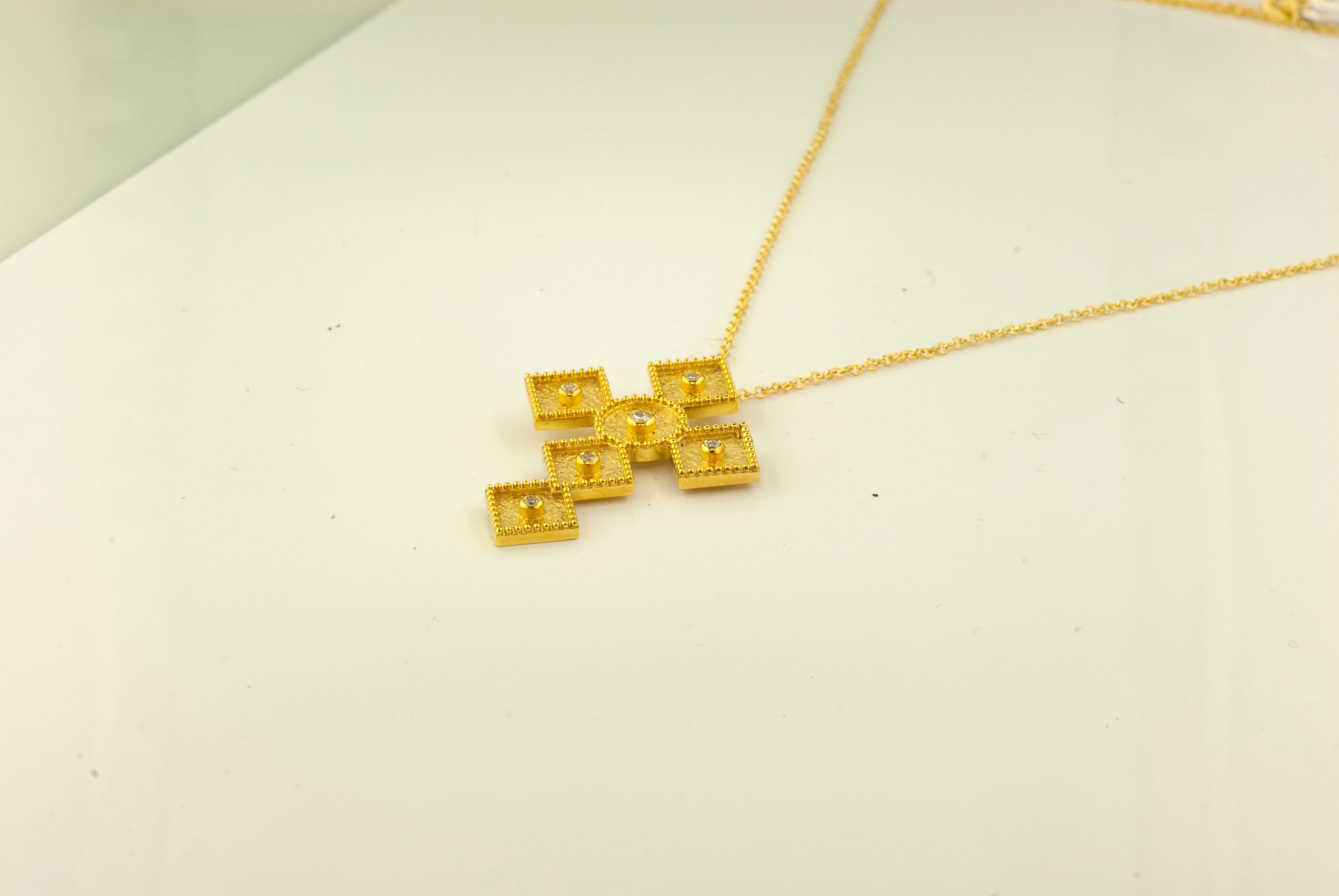 Georgios Collections Collier croix en or jaune 18 carats et diamants avec chaîne en vente 4