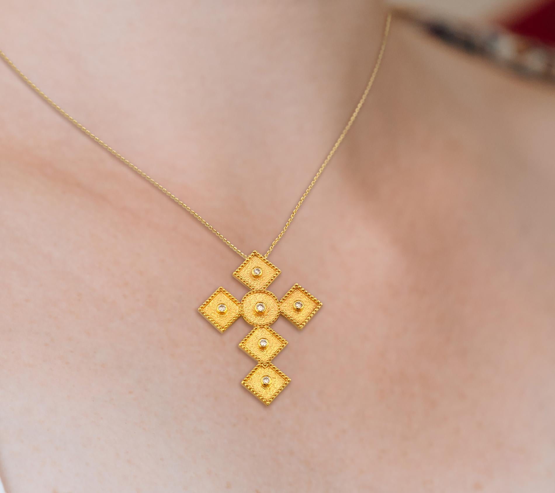 Georgios Collections Collier croix en or jaune 18 carats et diamants avec chaîne en vente 5