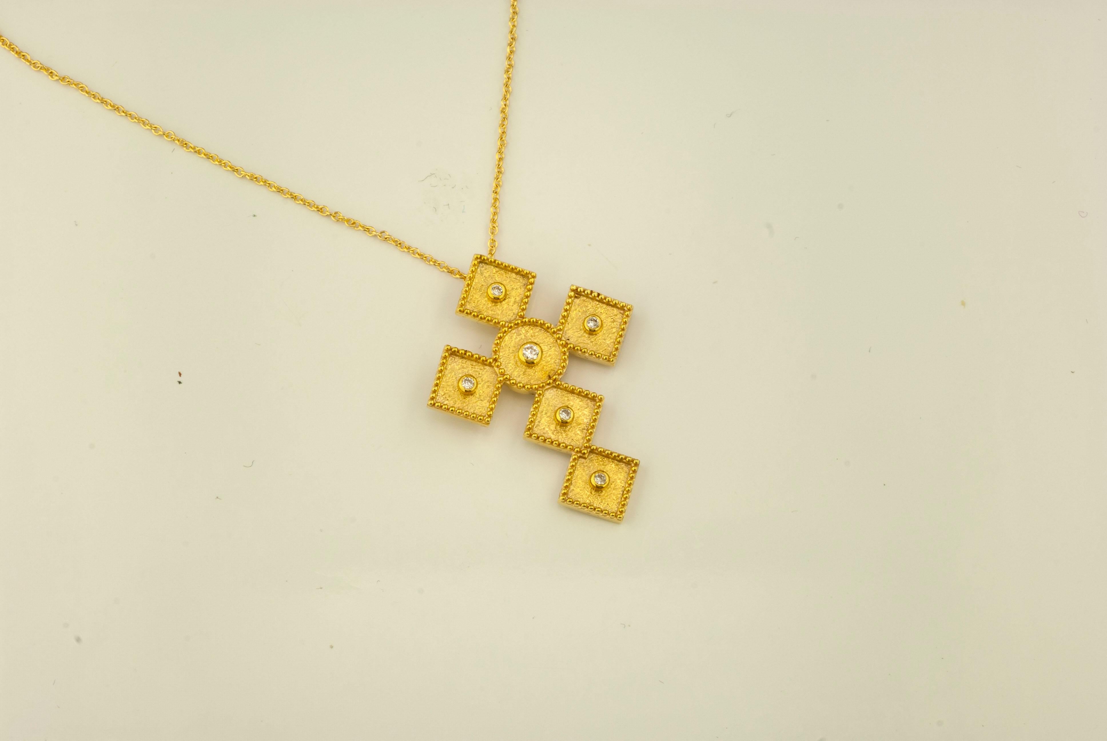 La chaîne et le collier pendentif croix en or jaune 18 carats du designer S.Georgios sont fabriqués à la main avec un travail de granulation de style byzantin décoré au microscope et sont finis avec un arrière-plan en velours unique. 
Ce magnifique