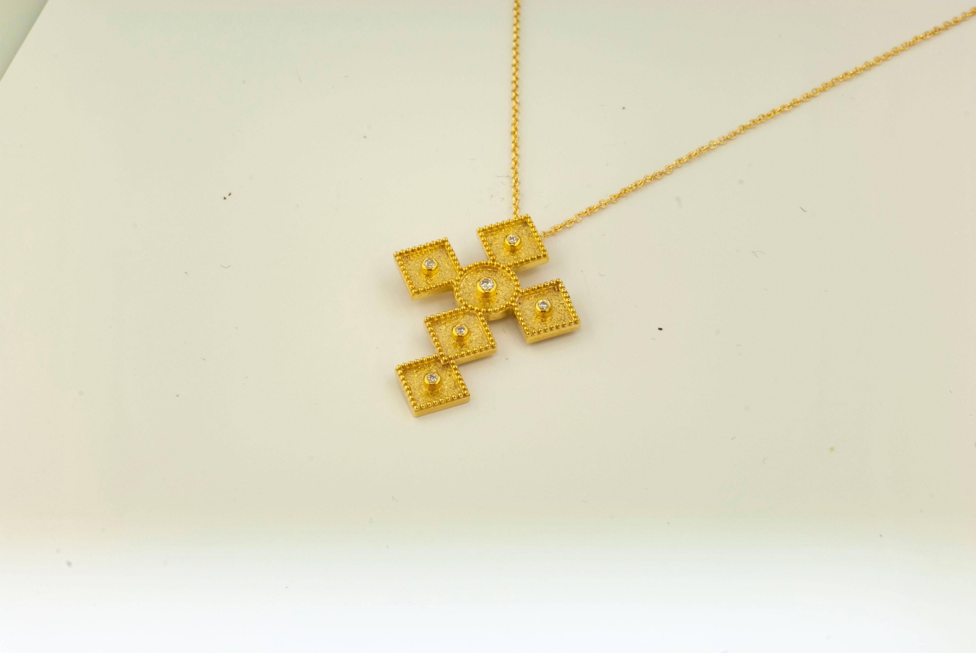 Byzantin Georgios Collections Collier croix en or jaune 18 carats et diamants avec chaîne en vente