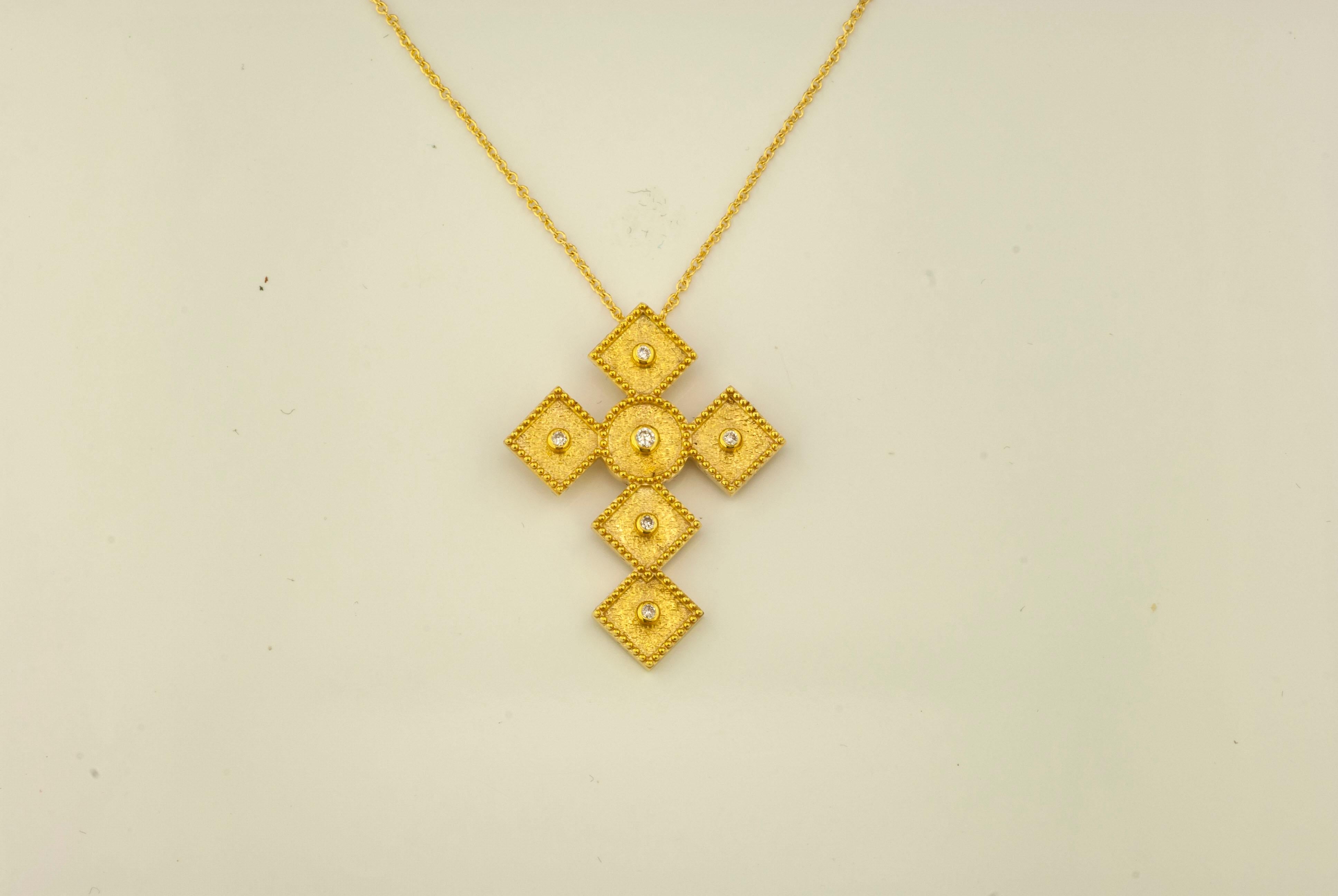 Georgios Collections Collier croix en or jaune 18 carats et diamants avec chaîne en vente 3