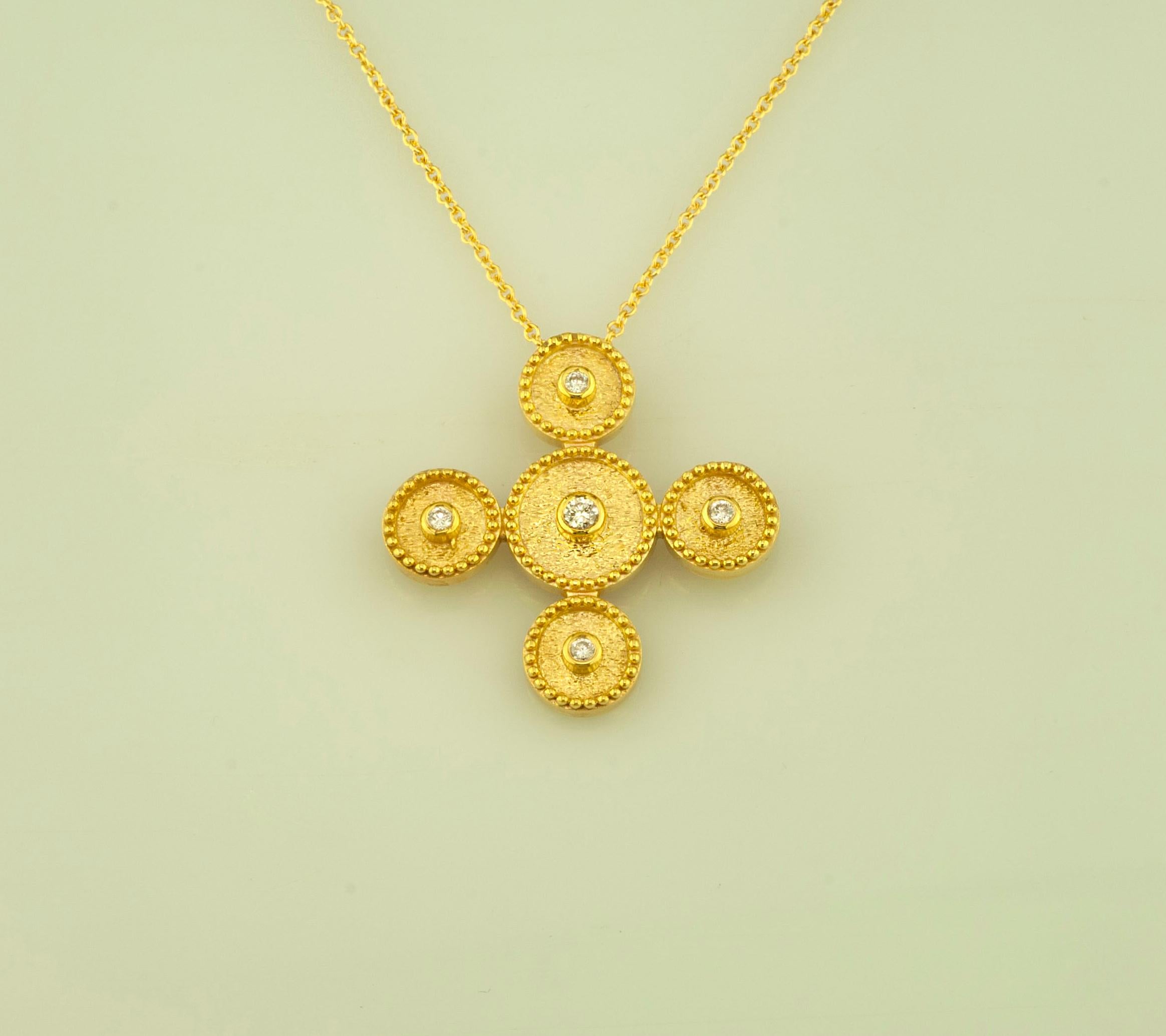 Diese S.Georgios Designer-Halskette mit Kreuzanhänger aus 18 Karat Gold und Kette ist handgefertigt mit mikroskopisch verzierter Granulierung im byzantinischen Stil und ist mit einem einzigartigen Samt-Hintergrund versehen. Dieses wunderschöne Kreuz