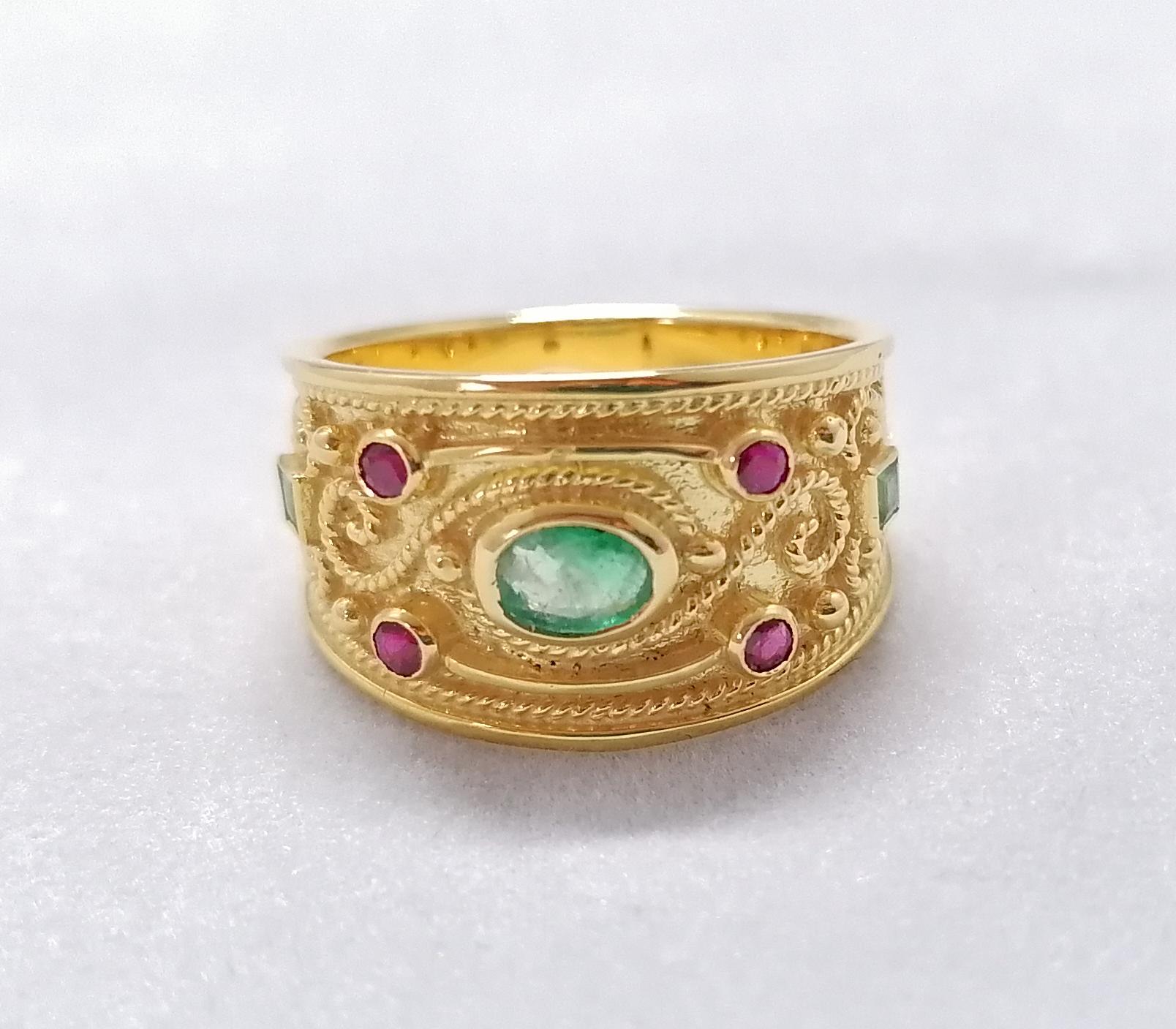Georgios Kollektionen 18 Karat Gelbgold Diamant-Smaragd- und Rubin-Ring (Byzantinisch) im Angebot