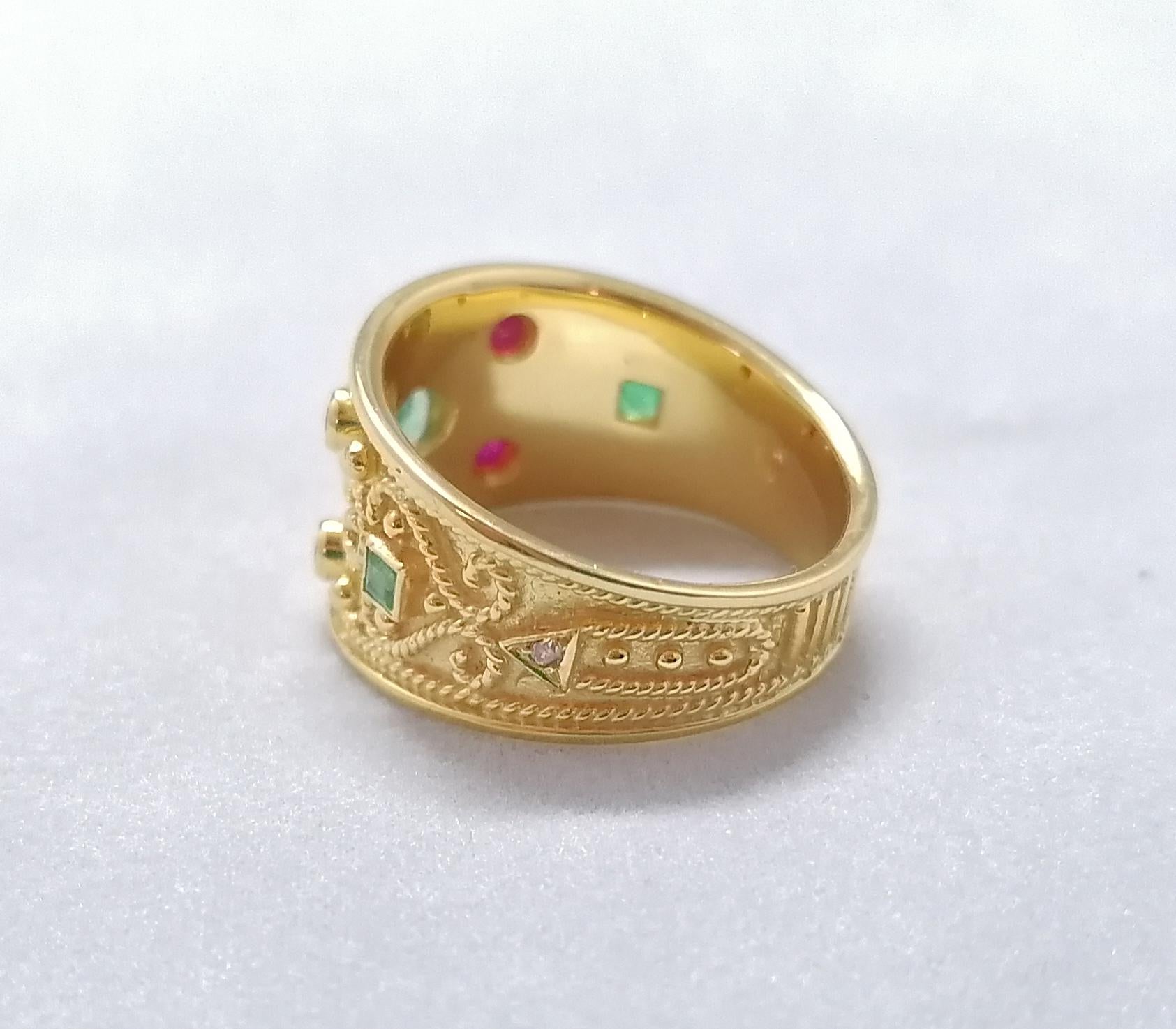 Georgios Kollektionen 18 Karat Gelbgold Diamant-Smaragd- und Rubin-Ring (Ovalschliff) im Angebot