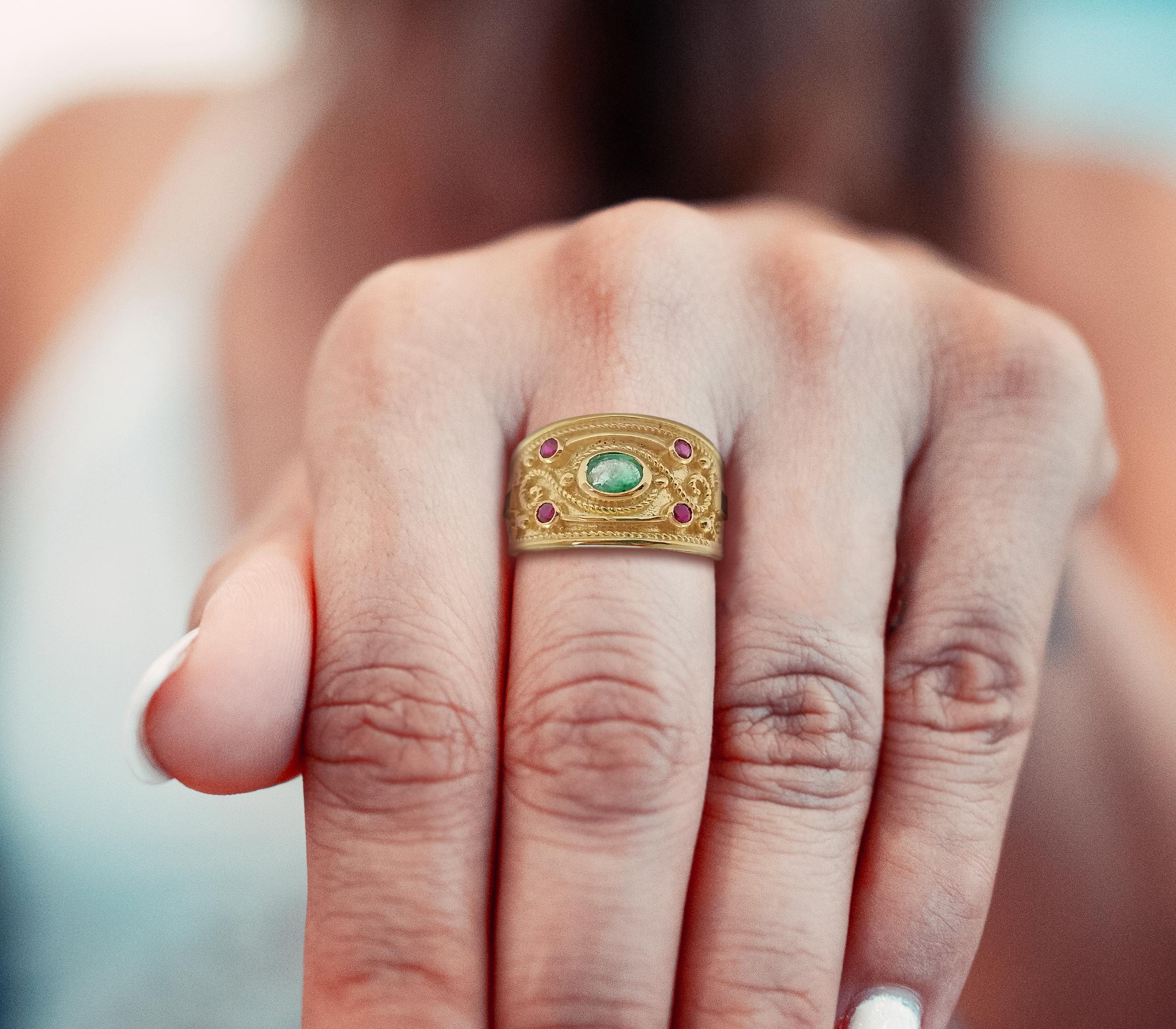 Georgios Kollektionen 18 Karat Gelbgold Diamant-Smaragd- und Rubin-Ring im Zustand „Neu“ im Angebot in Astoria, NY