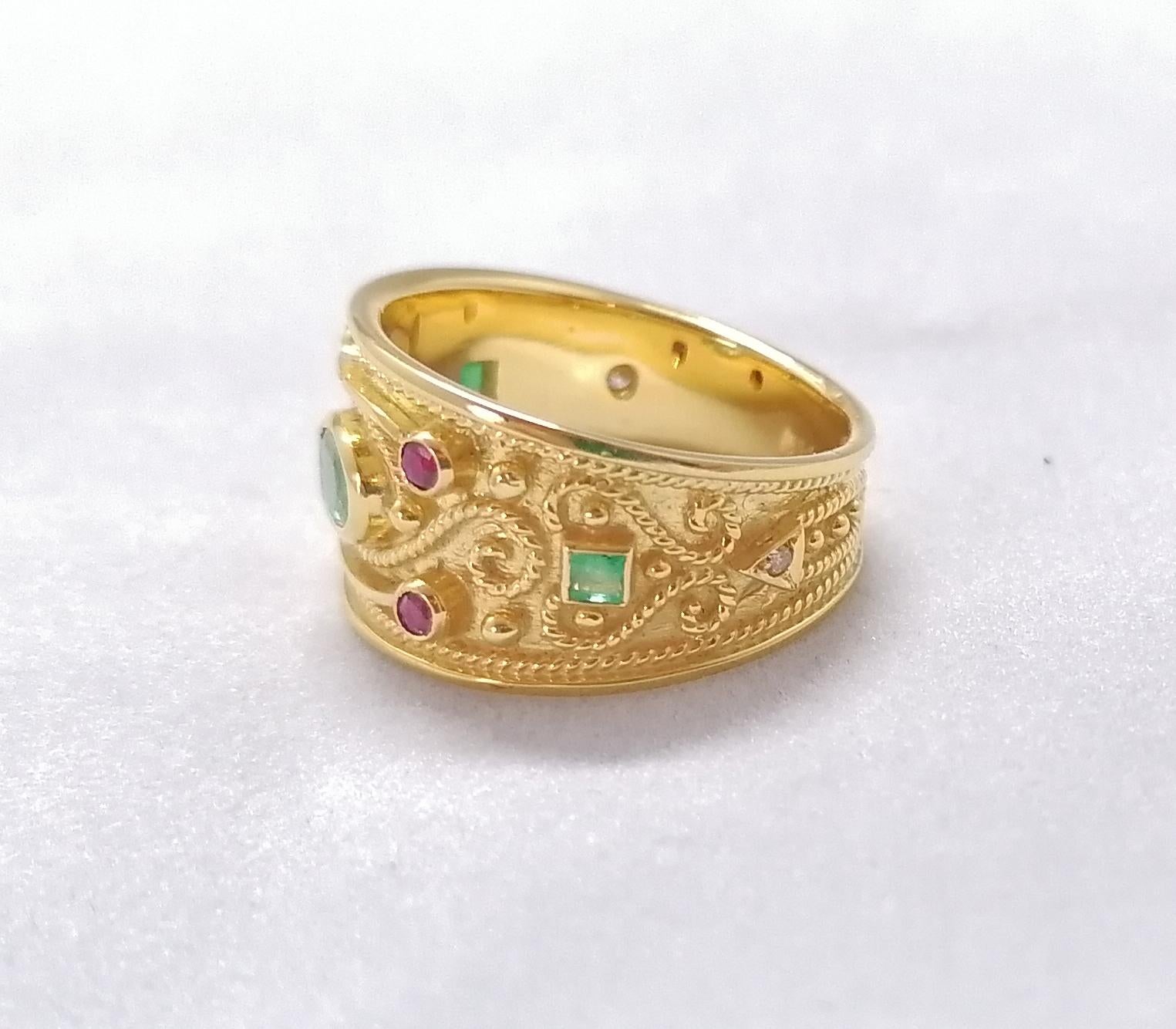 Bague jonc collection Georgios en or jaune 18 carats, diamant, émeraude et rubis Pour femmes en vente