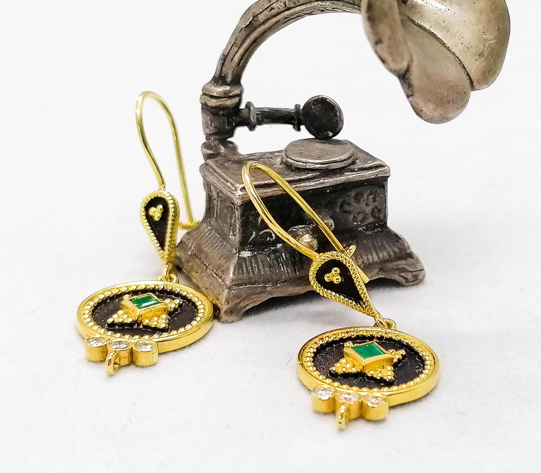 Georgios Kollektionen, zweifarbige Tropfenohrringe aus 18 Karat Gelbgold mit Diamant und Smaragd (Byzantinisch) im Angebot