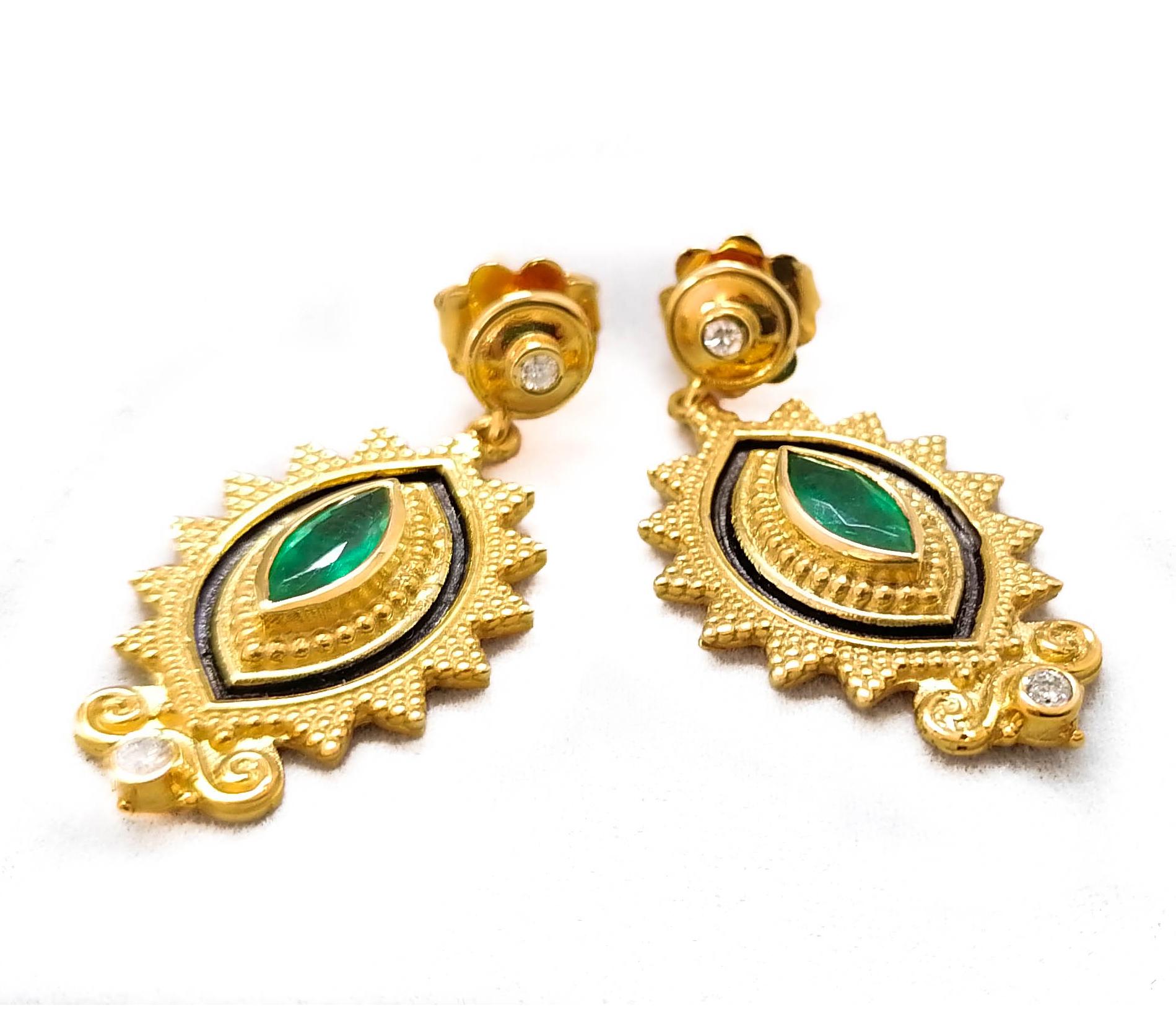 Georgios Kollektionen, zweifarbige Ohrringe aus 18 Karat Gelbgold mit Diamanten und Smaragd im Angebot 4