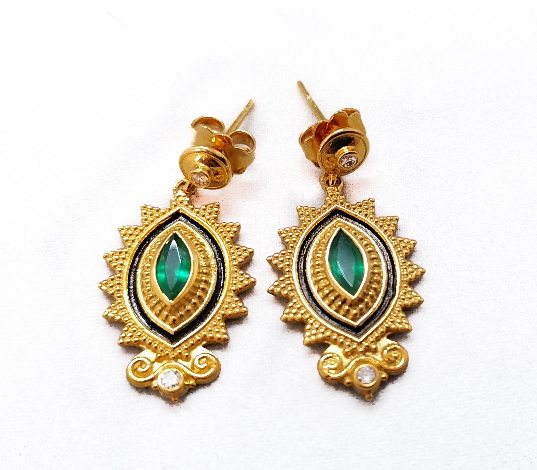 Georgios Kollektionen, zweifarbige Ohrringe aus 18 Karat Gelbgold mit Diamanten und Smaragd (Marquiseschliff) im Angebot