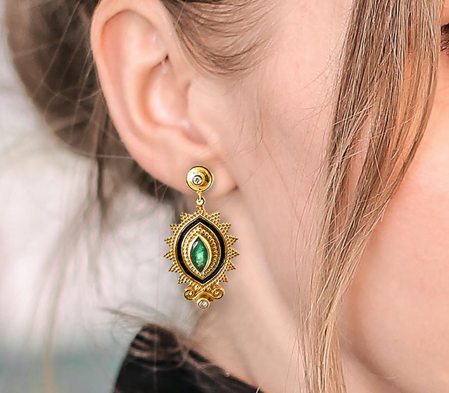 Georgios Kollektionen, zweifarbige Ohrringe aus 18 Karat Gelbgold mit Diamanten und Smaragd im Angebot 3