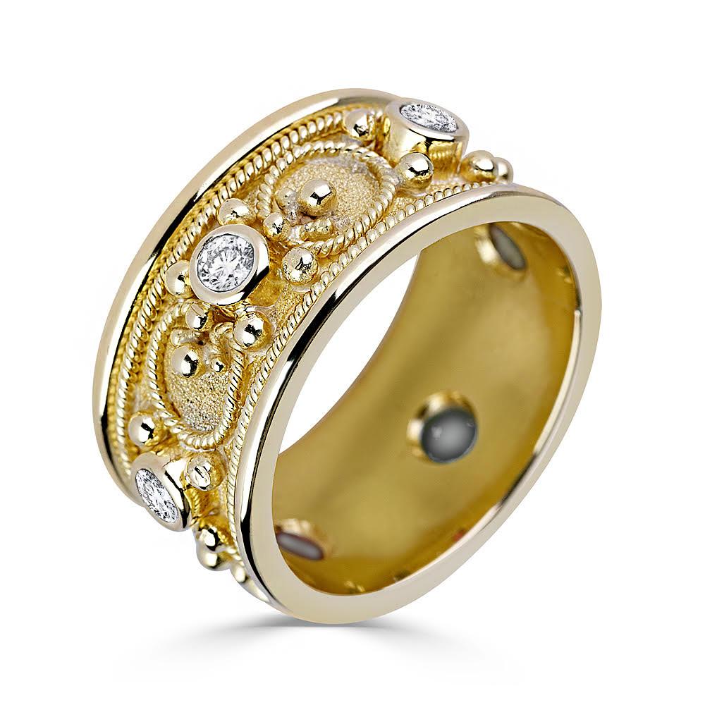 Cet anneau d'éternité de conception S.Georgios est fabriqué à la main en or jaune 18 carats massif. Le magnifique anneau est décoré de façon microscopique tout autour avec des fils d'or, et les détails granulés contrastent avec un fond unique de