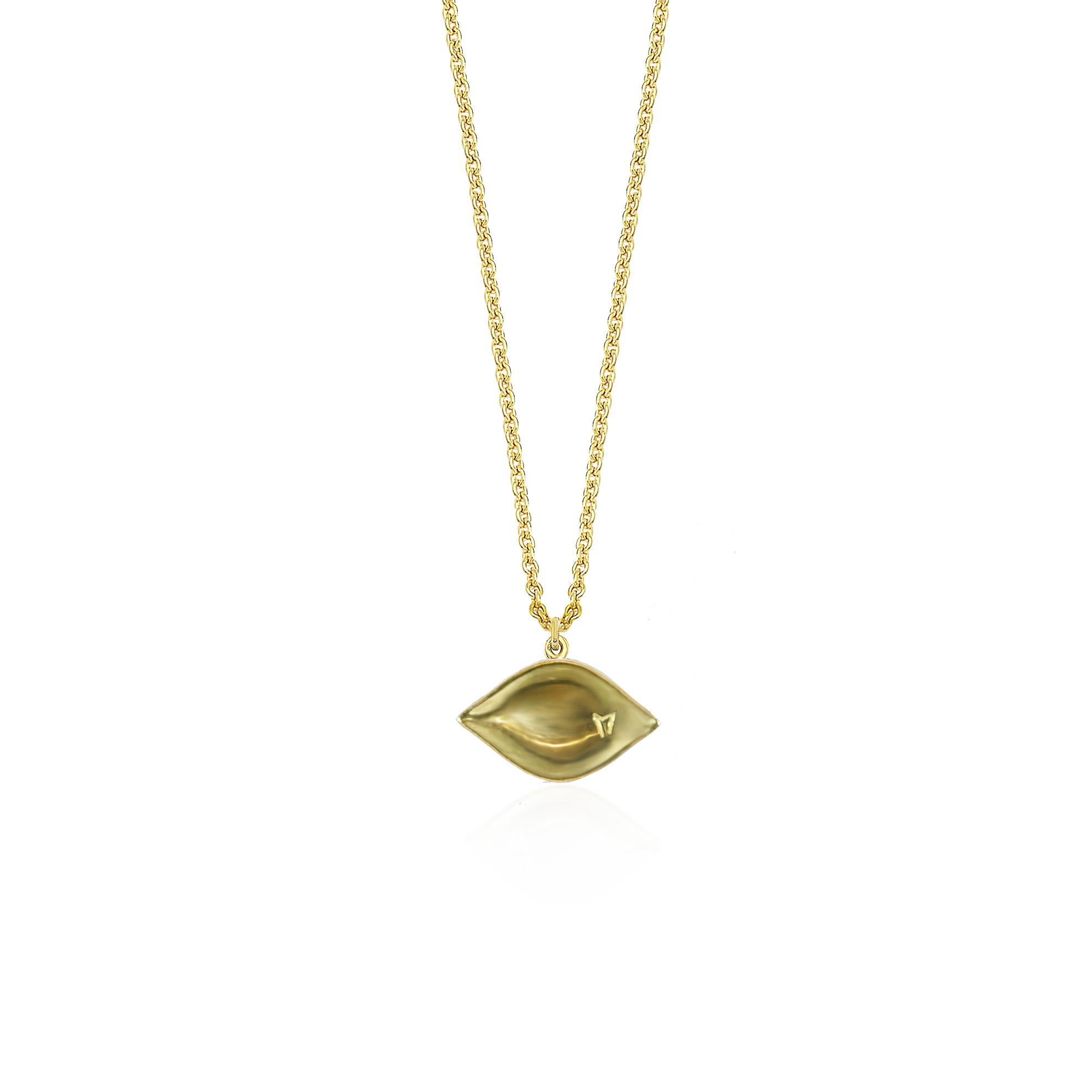 Le créateur S.Georgios présente un exquis pendentif œil du mal en or jaune 18 carats avec diamant et émail bleu. Cette superbe pièce présente un émail bleu vibrant et des diamants brillants scintillants d'un poids total de 0,20 carats, symbolisant