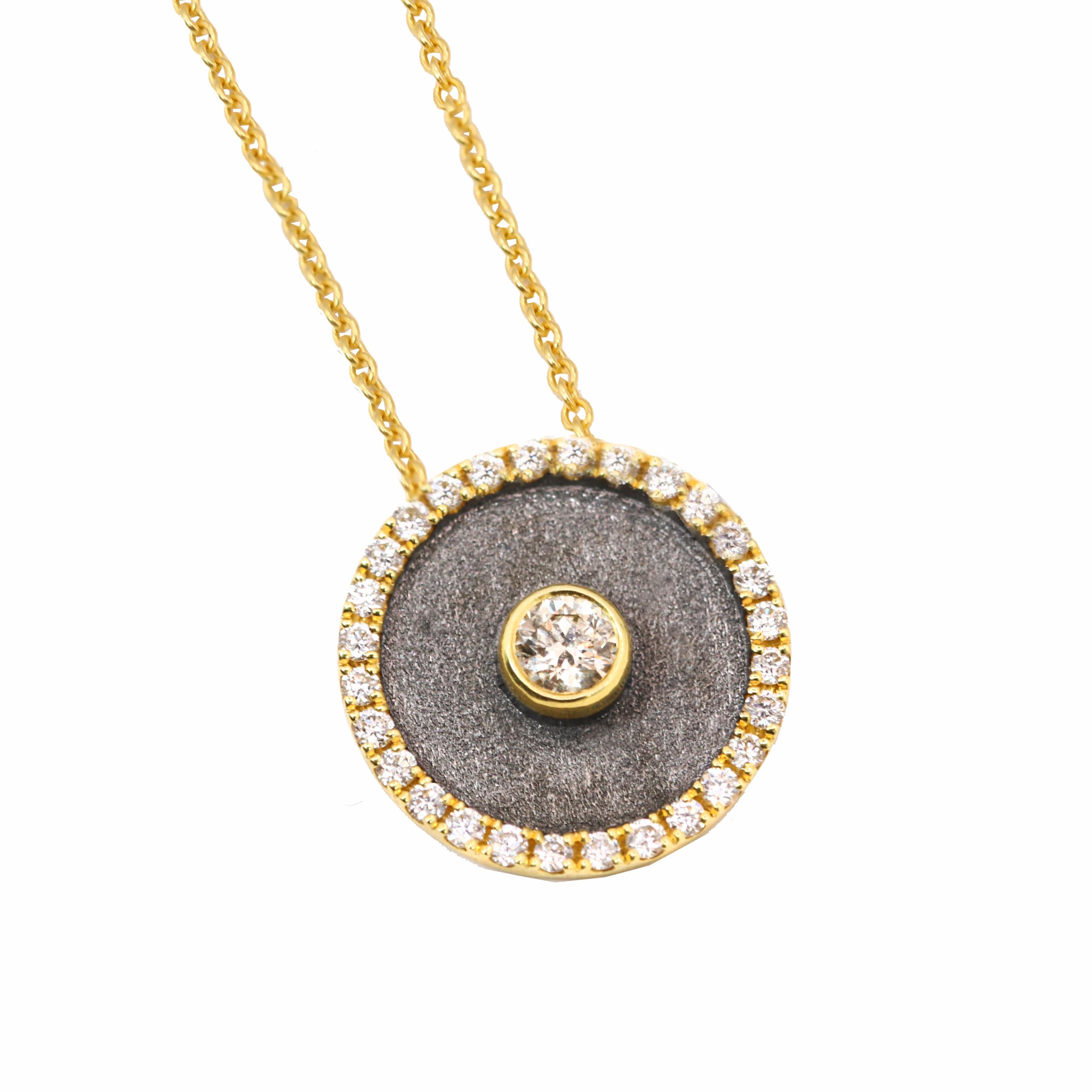 Ce collier à pendentifs du designer S.Georgios est en or jaune 18 carats et microscopiquement décoré de rhodium noir. Ce magnifique collier pendentif œil maléfique rond est orné d'un diamant blanc de taille brillant au centre et de diamants plus