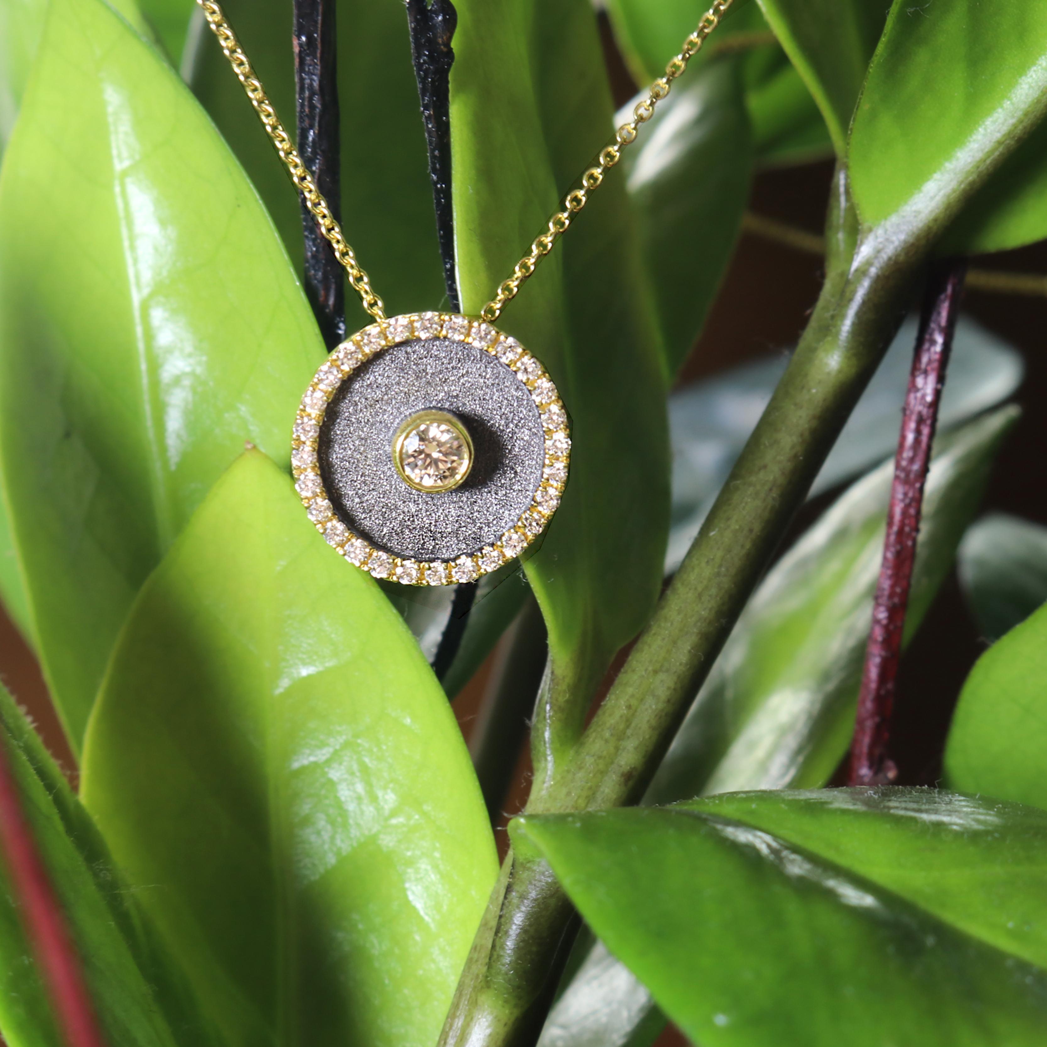 Georgios Collections Pendentif rond Evil Eye en or jaune 18 carats et diamants Neuf - En vente à Astoria, NY