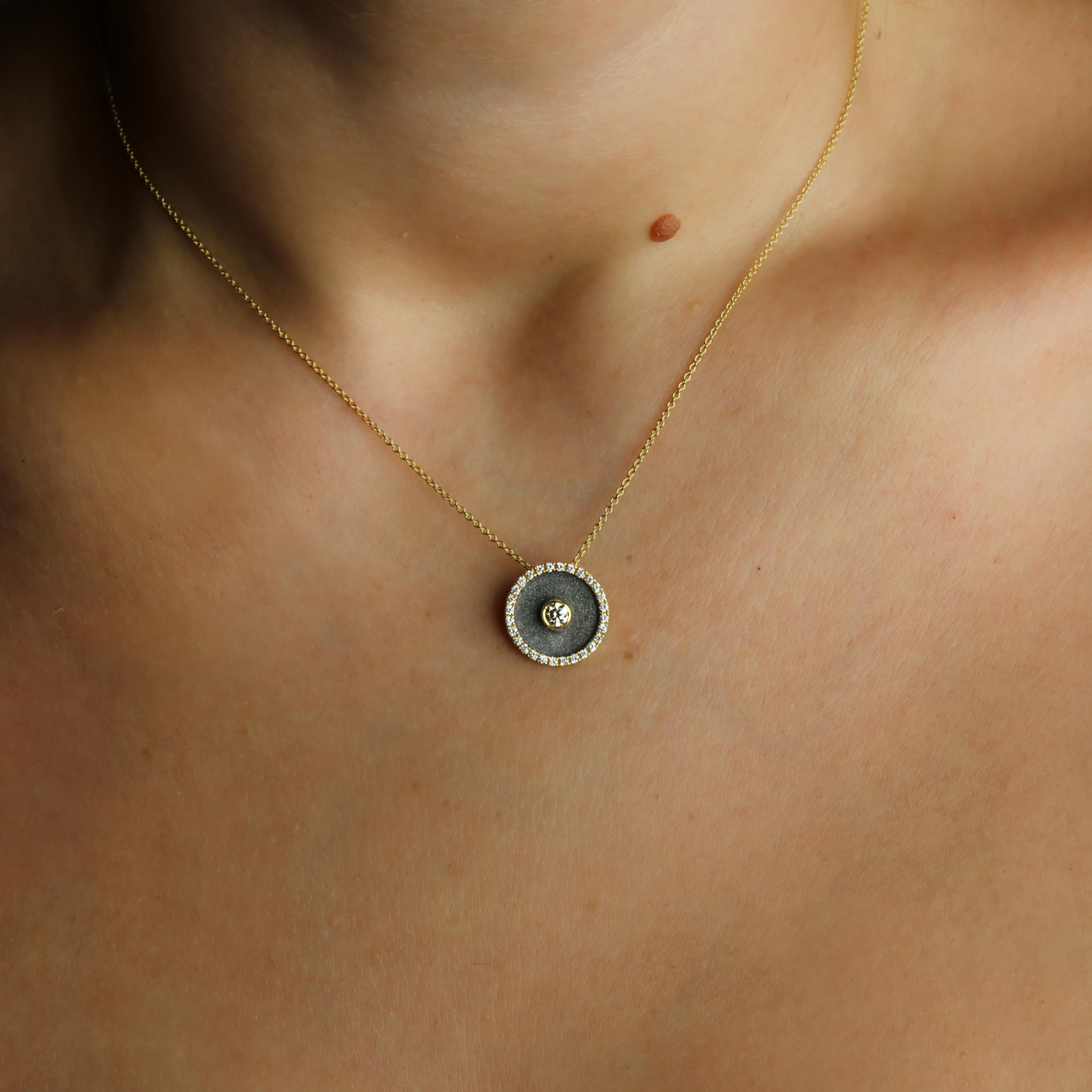 Georgios Collections Pendentif rond Evil Eye en or jaune 18 carats et diamants en vente 2
