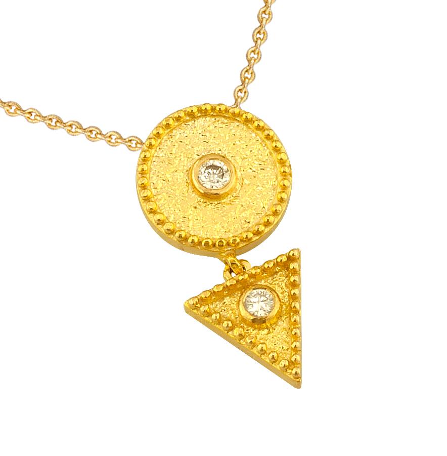 Ce collier à pendentifs S.Georgios est en or jaune 18 carats et décoré de manière microscopique avec un travail de granulation de perles fait à la main, et fini avec un aspect de fond velouté unique. Ce magnifique collier géométrique comporte 2