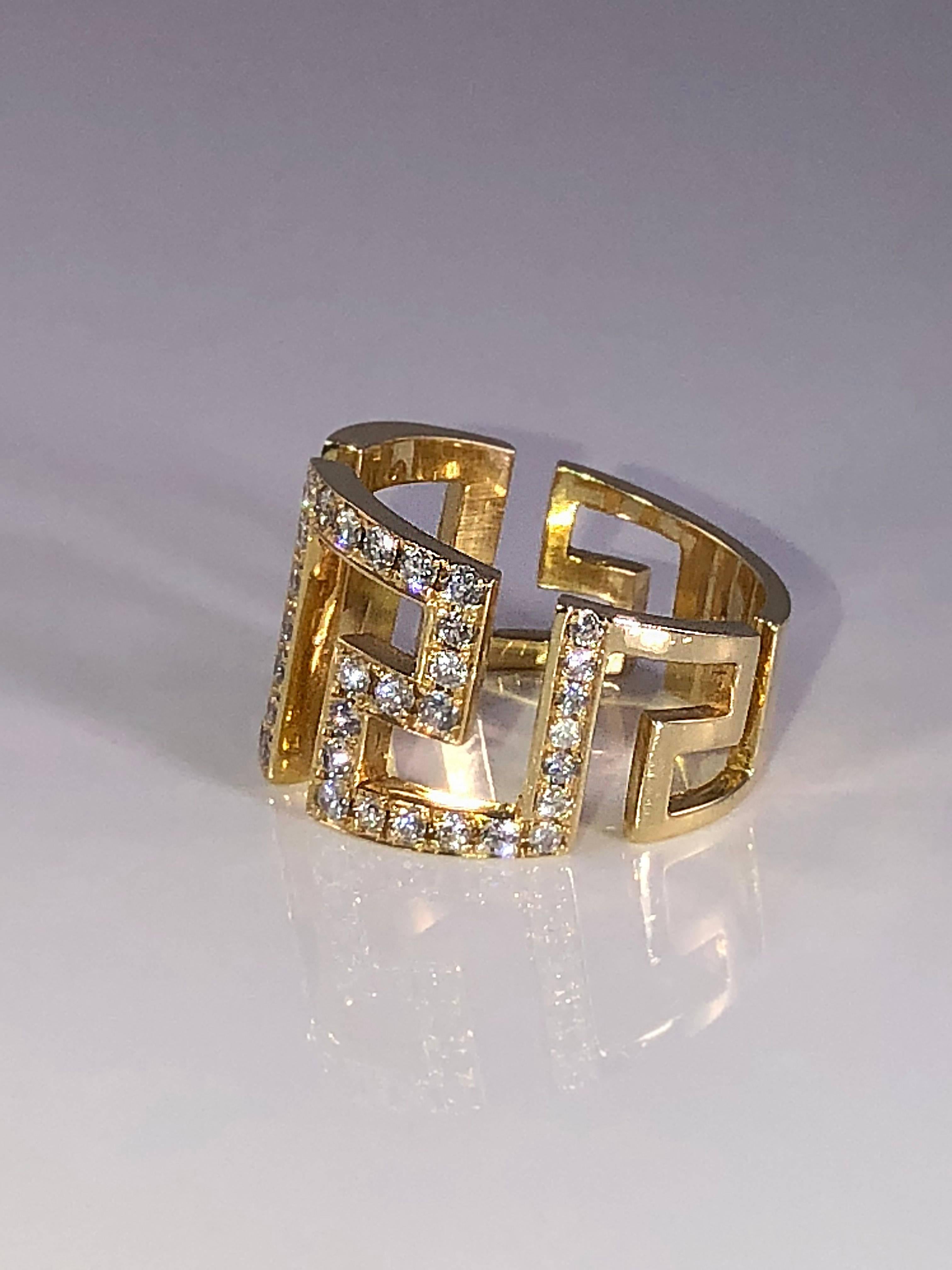 S. La bague en or jaune 18 carats faite à la main et ornée de diamants de Georgios présente le motif de la clé grecque qui symbolise l'éternité - le symbole d'une longue vie. La bague est ornée de diamants blancs taillés en brillant d'un poids total