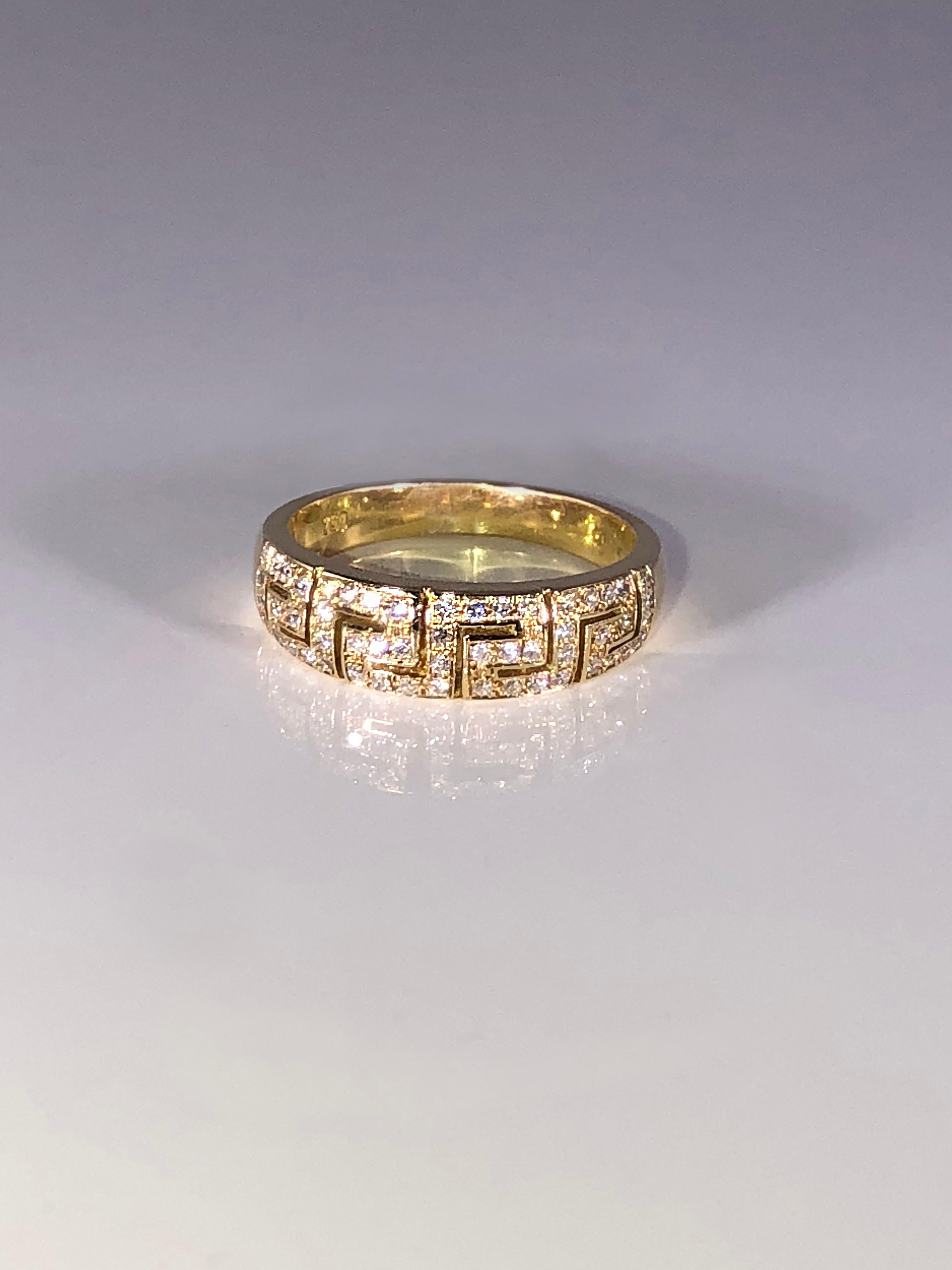 S. Georgios a conçu une bague en or jaune 18 carats faite à la main avec des diamants et un motif de clé grecque symbolisant l'éternité, le tout sur mesure. Il est connu comme le symbole d'une longue vie. 
Cette superbe bague est ornée de diamants
