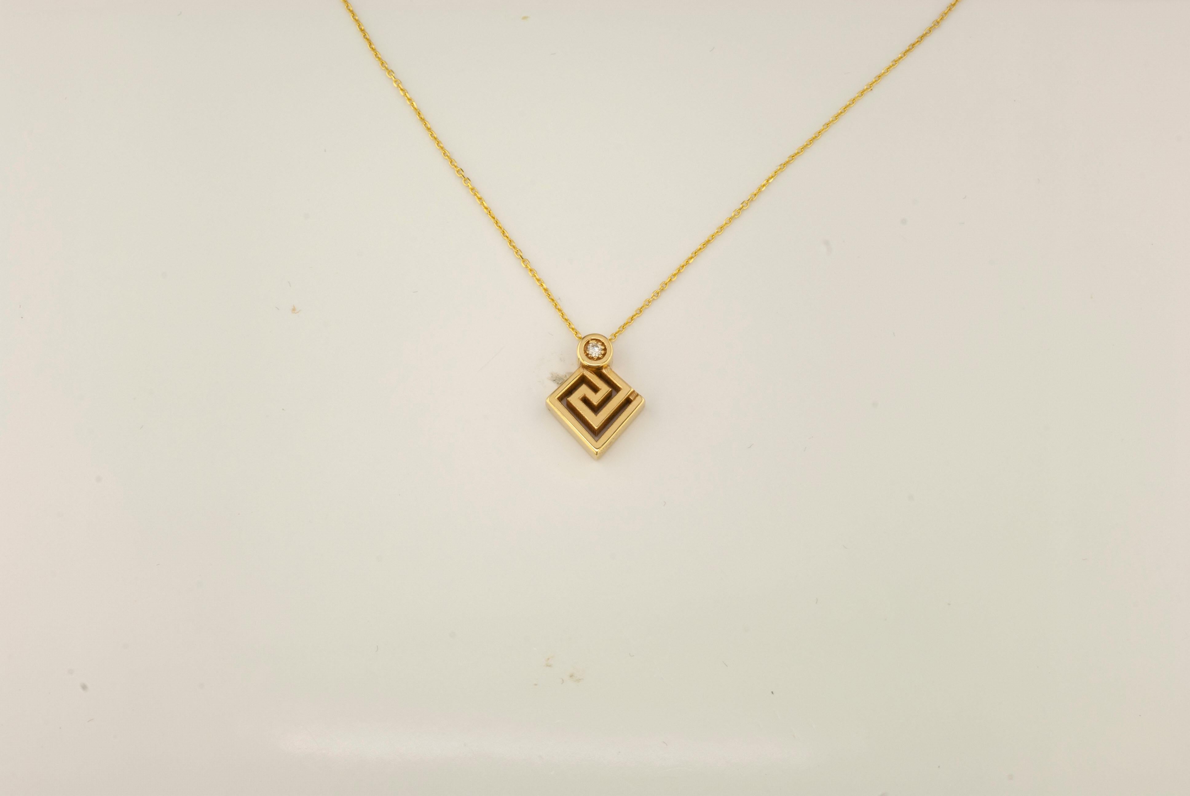 Contemporain Georgios Collections Collier pendentif clé grecque en or jaune 18 carats et diamants en vente
