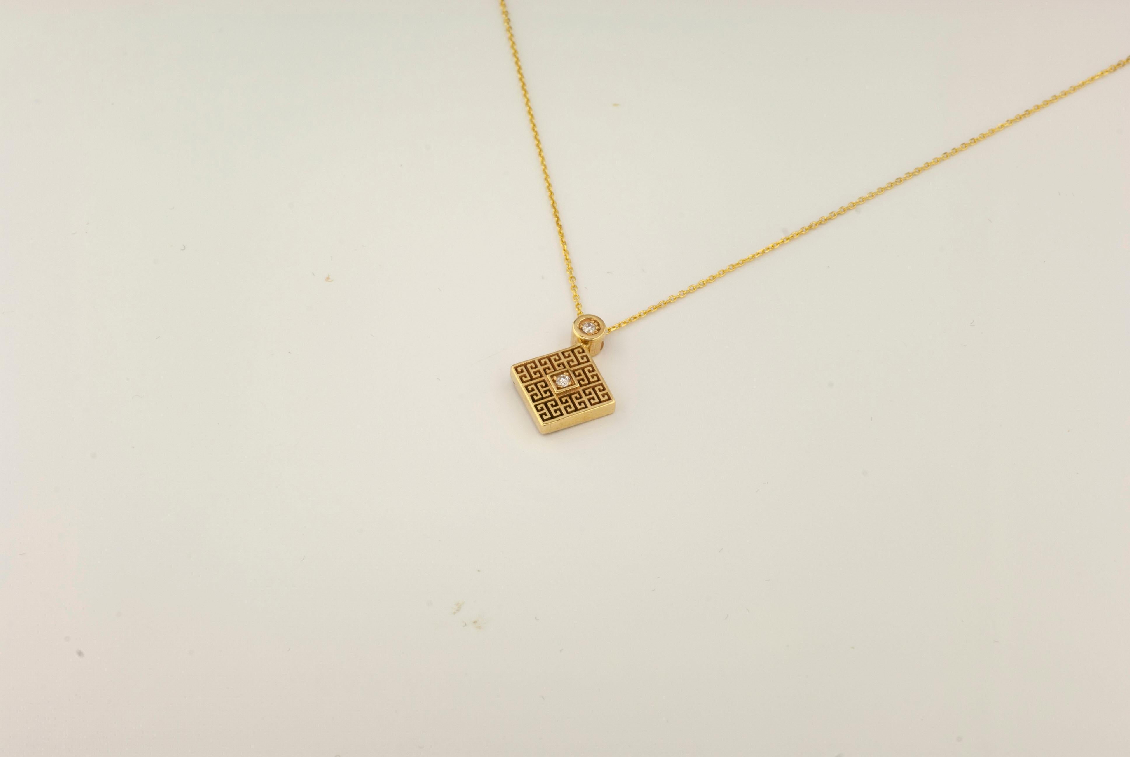 Georgios Collections Collier pendentif clé grecque en or jaune 18 carats et diamants en vente 2