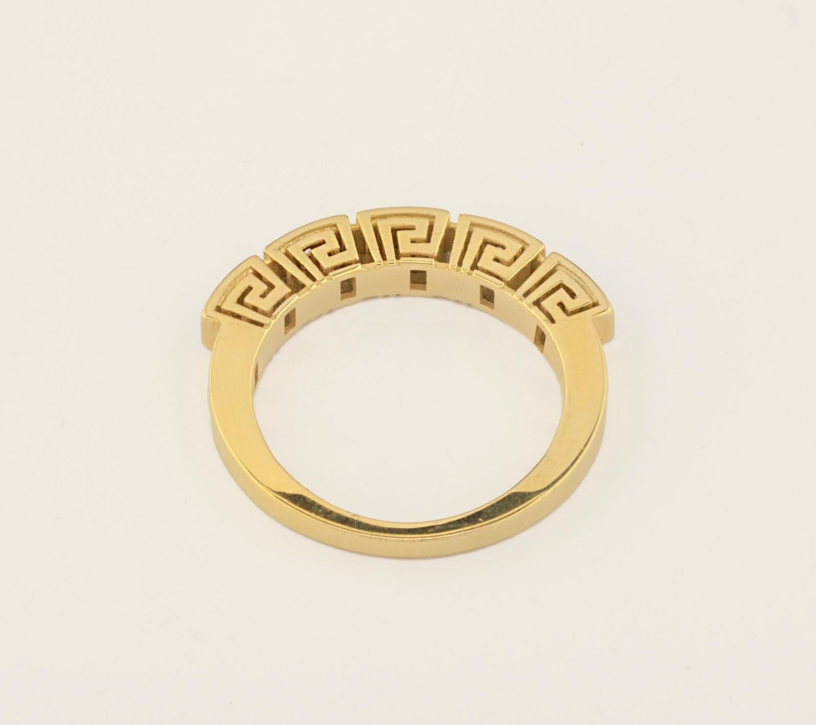 Dieser S.Georgios Designer-Ring ist handgefertigt aus massivem 18 Karat Gelbgold und mikroskopisch verziert mit einem einzigartigen griechischen Design. Dieser wunderschöne Ring enthält 5 weiße Diamanten im Brillantschliff mit einem Gesamtgewicht