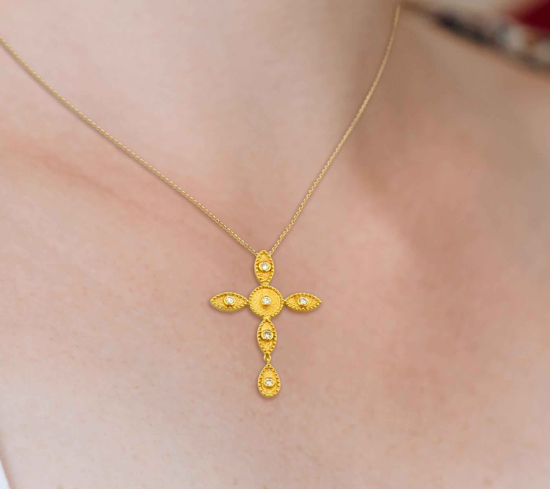 Georgios Collections Pendentif croix longue en or jaune 18 carats avec chaîne en vente 4