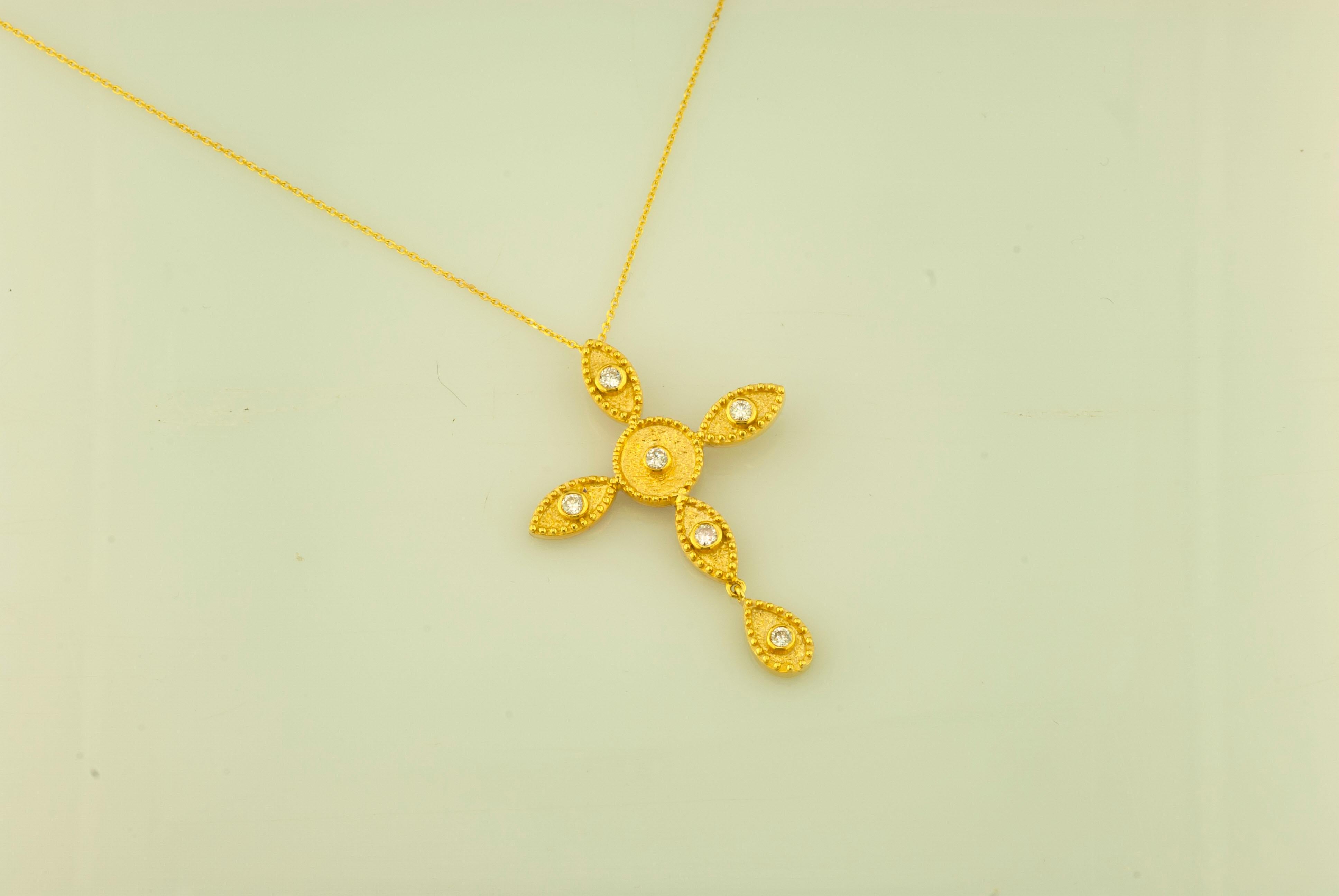 Ce long collier et cette chaîne en or 18 carats de S.Georgios, en forme de marquise, sont faits à la main avec un travail de granulation de style byzantin décoré au microscope et sont finis avec un aspect de fond velouté unique. Ce magnifique