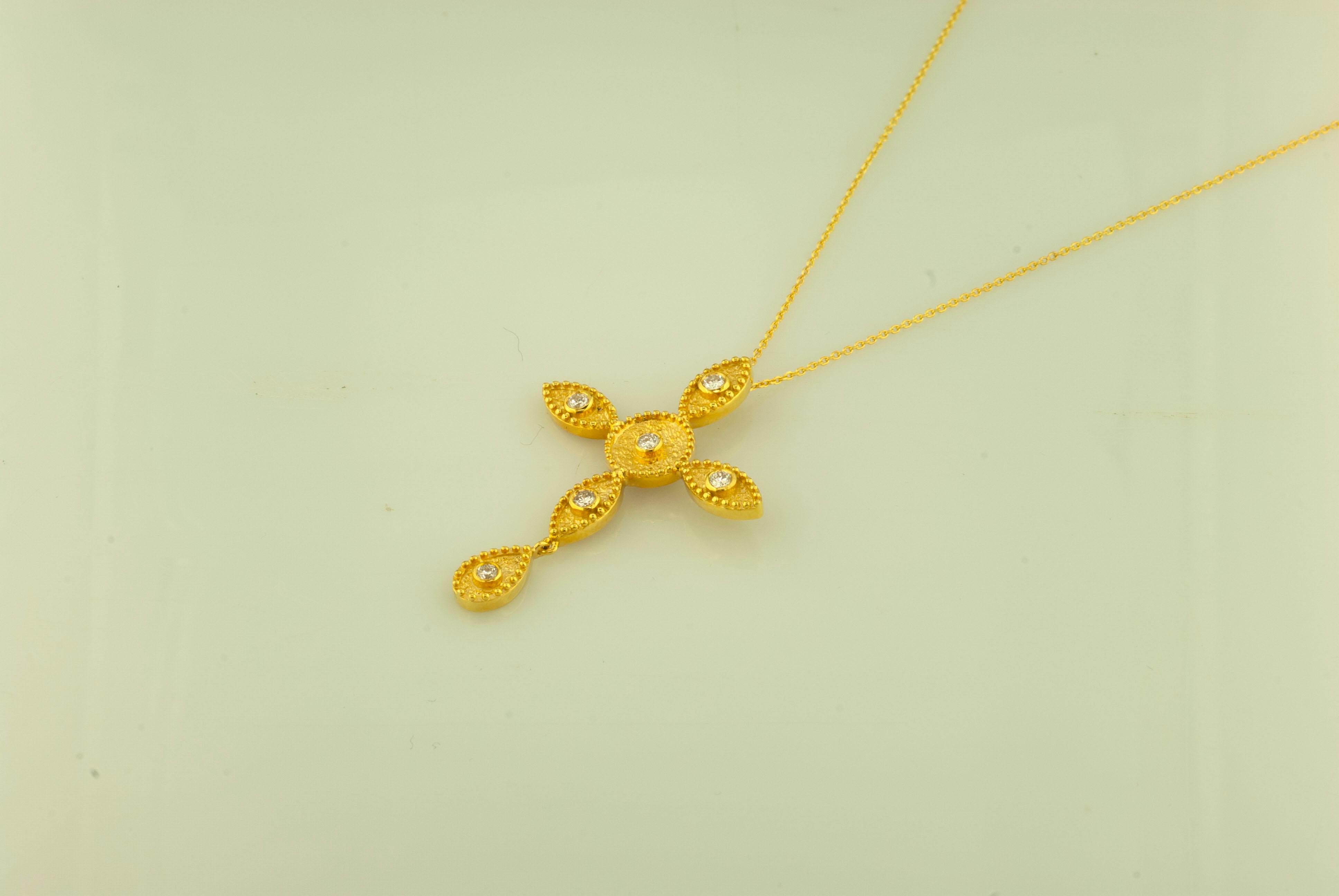 Georgios Collections Pendentif croix longue en or jaune 18 carats avec chaîne en vente 3