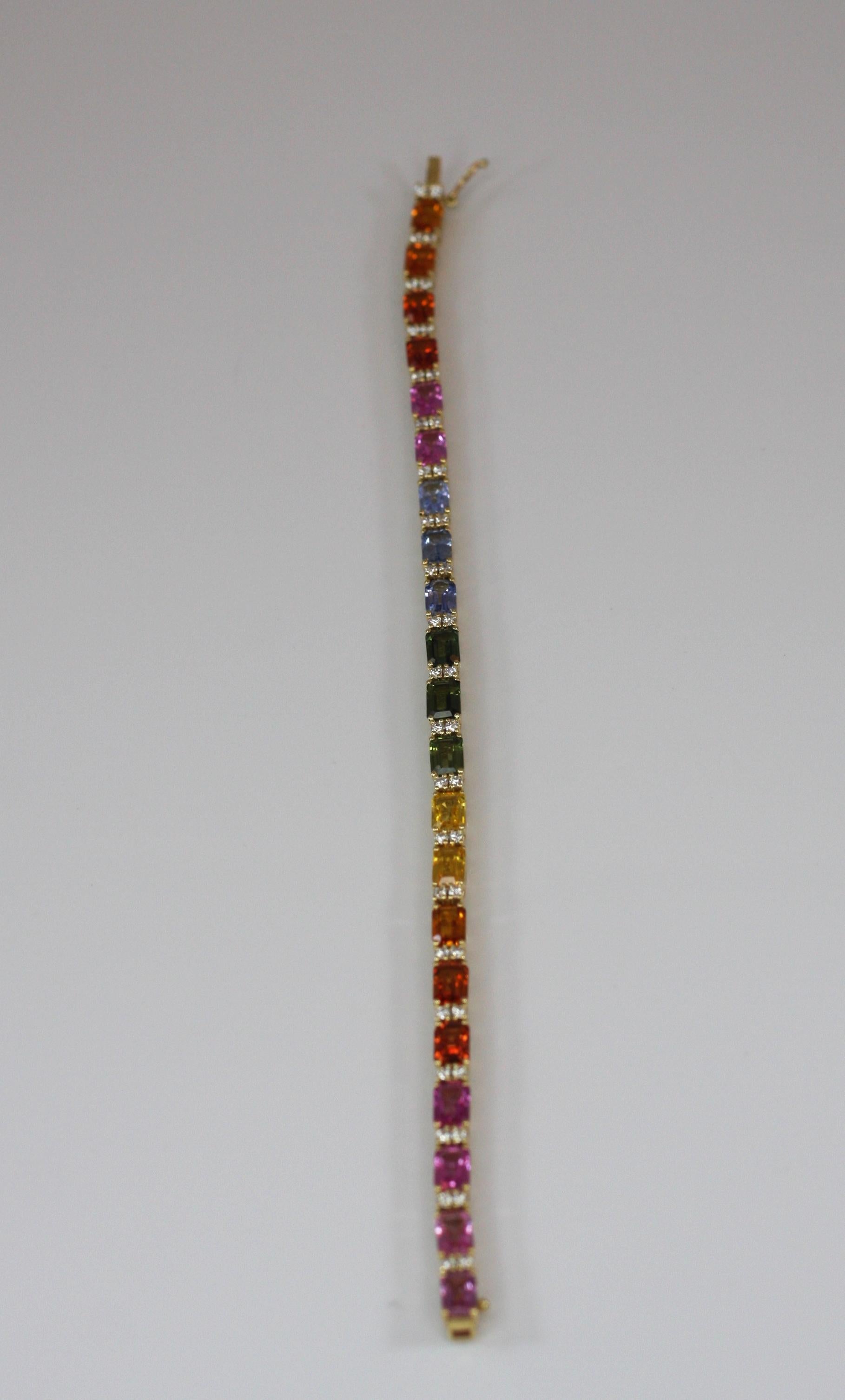 Le designer S.Georgios présente le Jaune Solide 18 Karat  Bracelet en or avec une rangée de saphirs taille princesse de couleur arc-en-ciel en serti invisible d'un poids total de 8,80 carats et de diamants blancs taille brillant de 1,80 carat sur