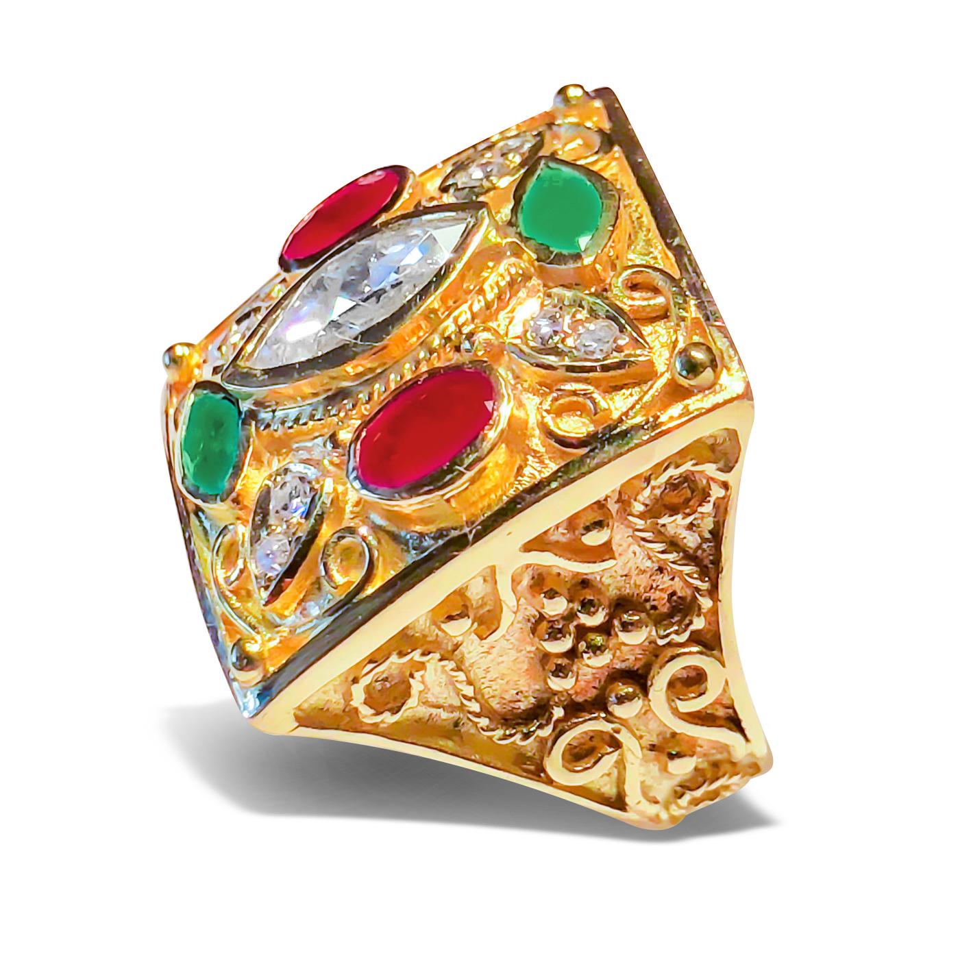 Georgios Collections 18 Karat Gelbgold Diamantring mit Smaragden und Rubinen (Byzantinisch) im Angebot