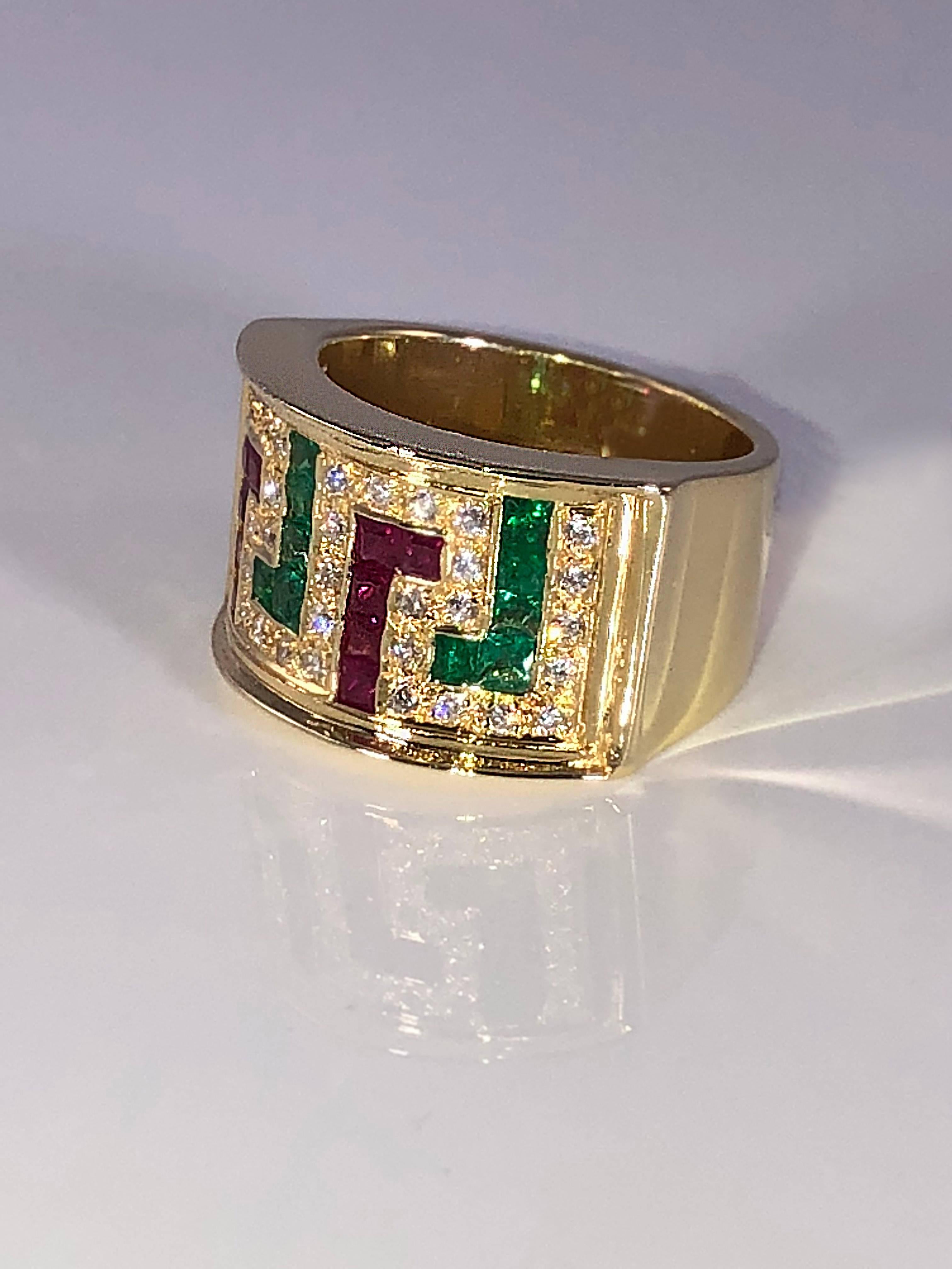 S.Georgios Designer-Ring aus 18 Karat Gelbgold mit dem griechischen Schlüssel als Symbol für die Ewigkeit. Der Ring ist komplett handgefertigt und hat weiße Diamanten im Brillantschliff mit einem Gesamtgewicht von 0,40 Karat und Rubine und Smaragde