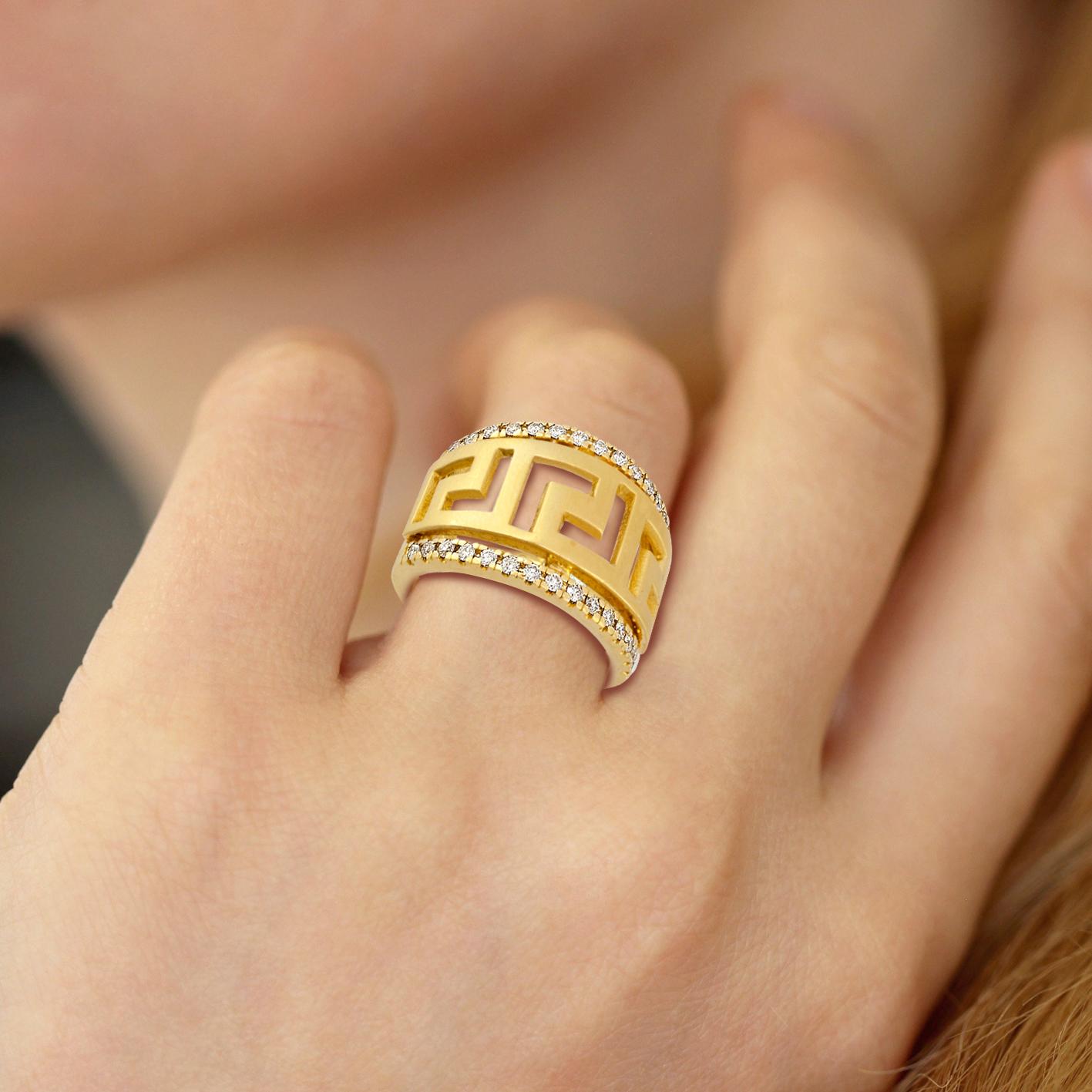 S. Georgios Designer 18 Karat Gelbgold Hand Made Diamond Ring mit dem griechischen Schlüssel Design, das die Ewigkeit symbolisiert. Das Design gilt als Symbol für ein langes Leben und ist eines der klassischsten Designs der Welt.
Der Ring ist mit
