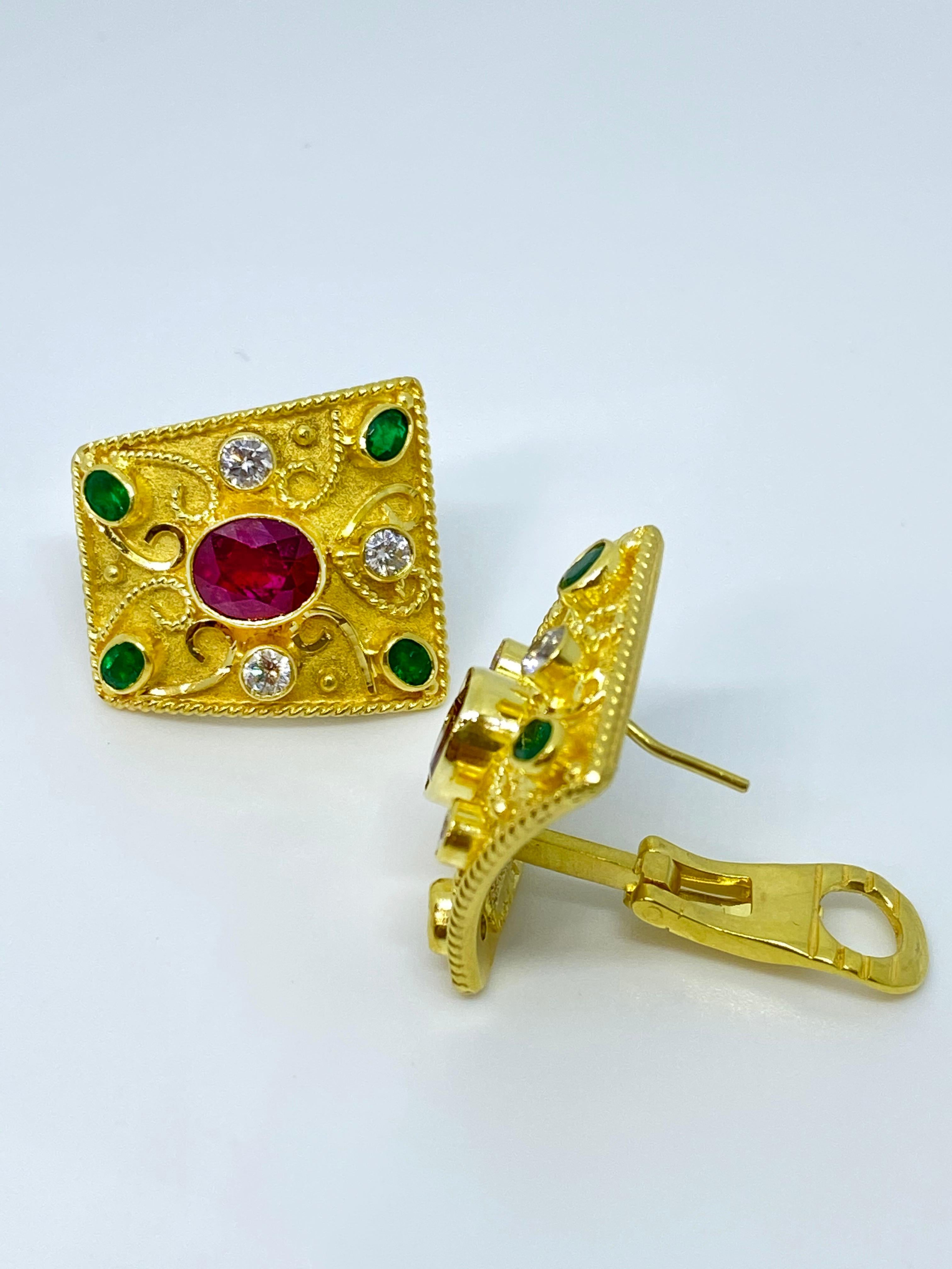 Boucles d'oreilles Georgios Collections en or jaune 18 carats, diamant, rubis et émeraude en vente 12