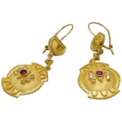 Georgios Collections Boucles d'oreilles pendantes en or jaune 18 carats, diamants et rubis