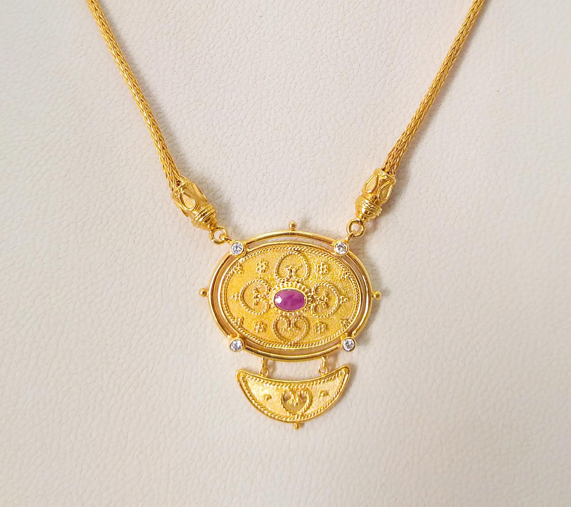 Este collar colgante de oro amarillo de 18 quilates de S.Georgios está decorado microscópicamente con cuentas y alambres de estilo bizantino -granulación de la mano de obra- y está acabado con un exclusivo aspecto de fondo aterciopelado. Este