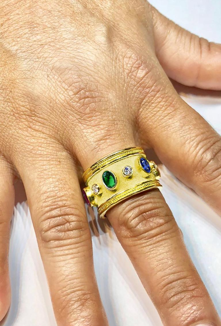Georgios Kollektionen 18 Karat Gelbgold Diamant-Rubin-Smaragd-Saphir-Ring (Byzantinisch) im Angebot