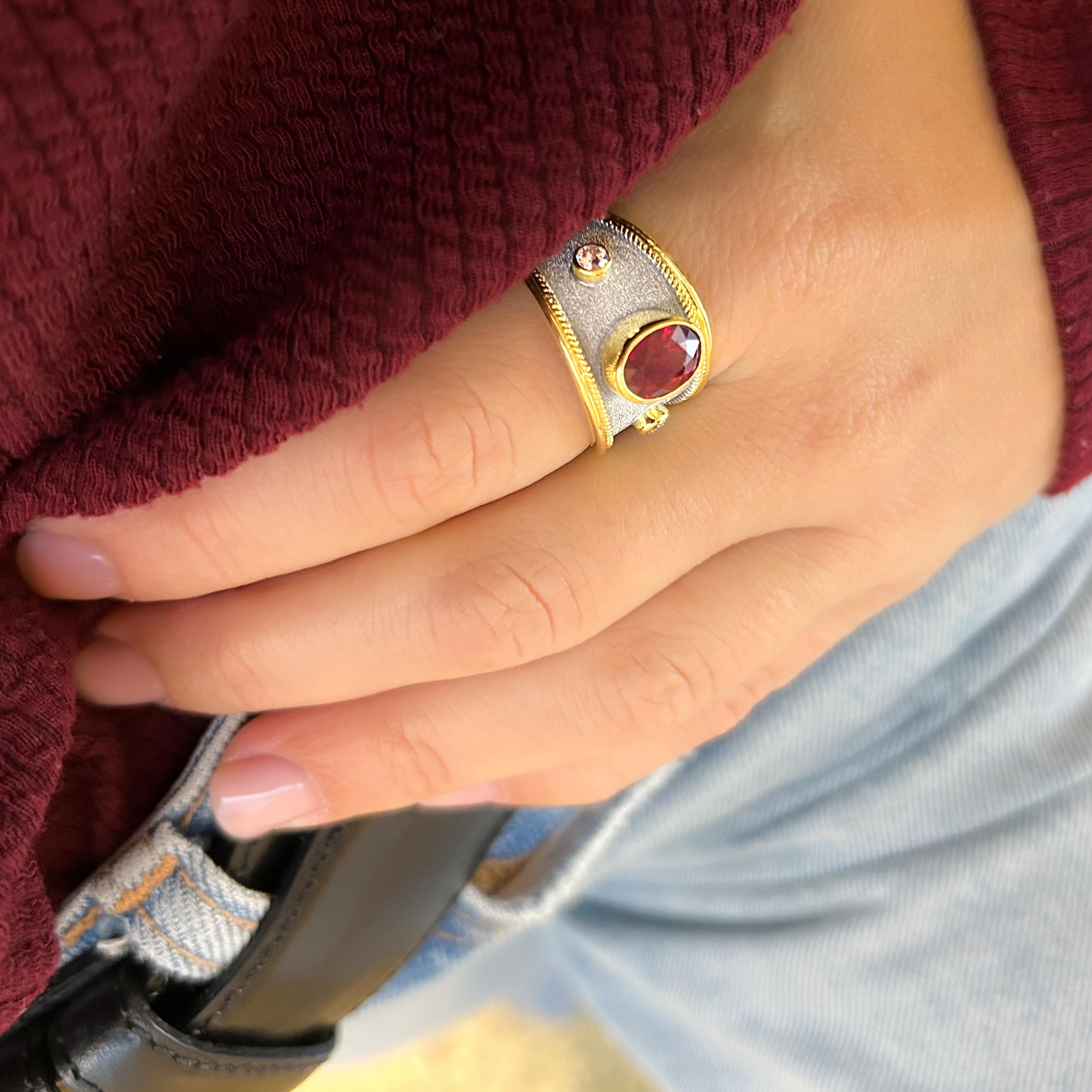 Georgios Collections Anillo de oro amarillo de 18 quilates con diamantes y rubí y rodio blanco en venta 10