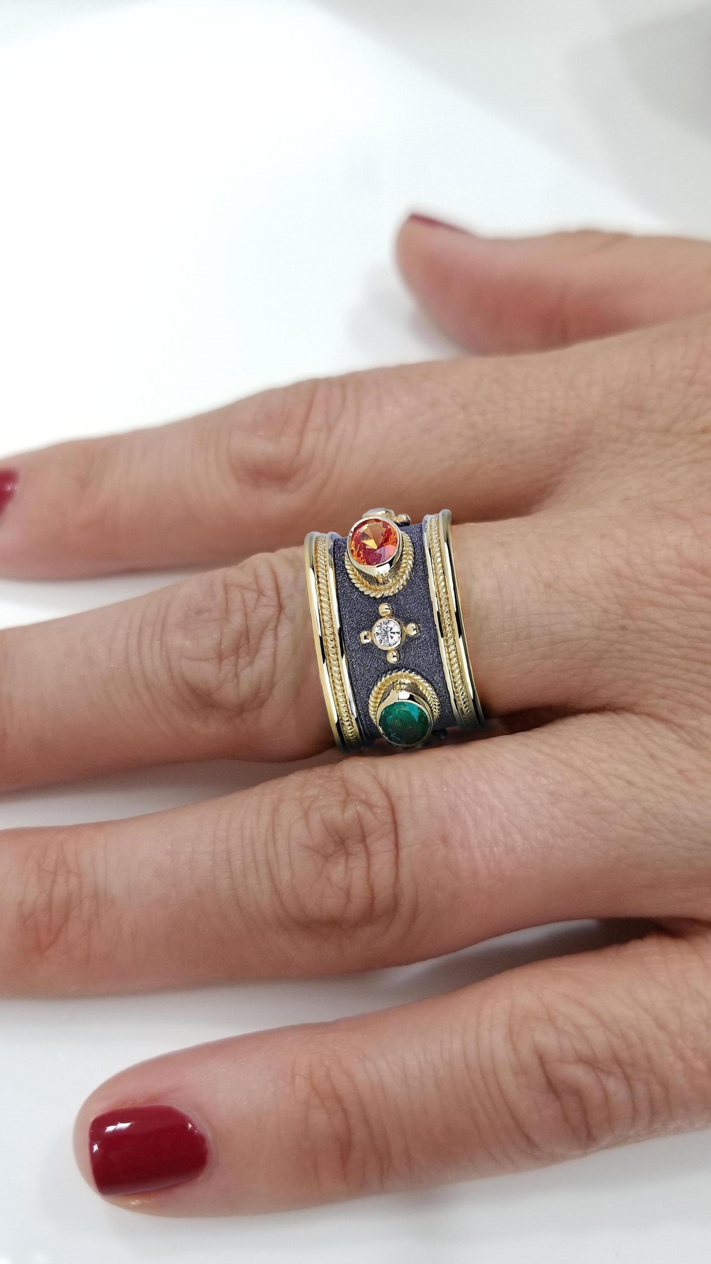 Femenino o masculino Georgios Collections Anillo de oro amarillo de 18 quilates con diamantes, zafiros y esmeraldas en venta