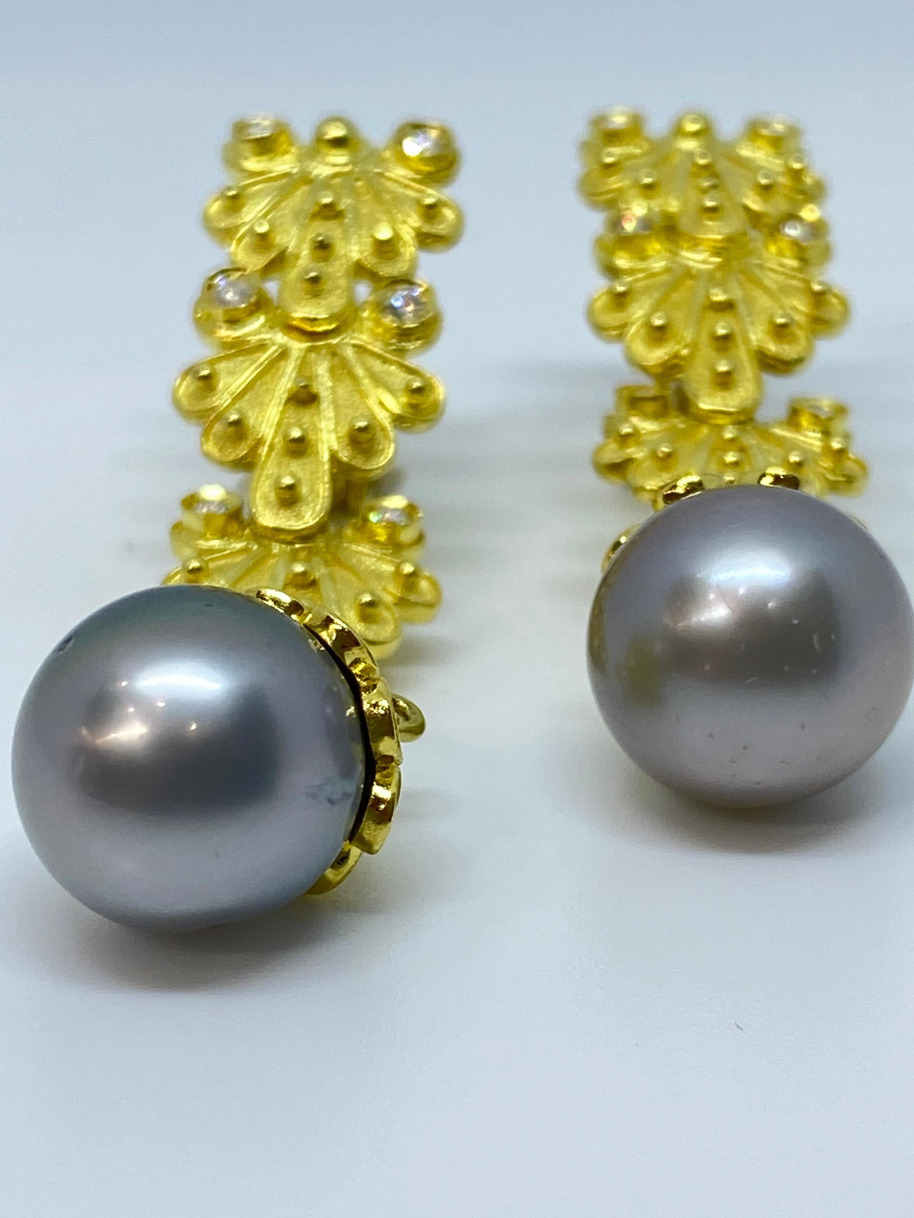 S.Georgios Designer-Ohrringe 18 Karat Gelbgold alle handgefertigt. Dieses wunderschöne Paar Ohrringe ist mikroskopisch genau mit Granulation und einem einzigartigen Samtuntergrund verziert. Es verfügt über 12 Brillantschliff Diamanten Gesamtgewicht