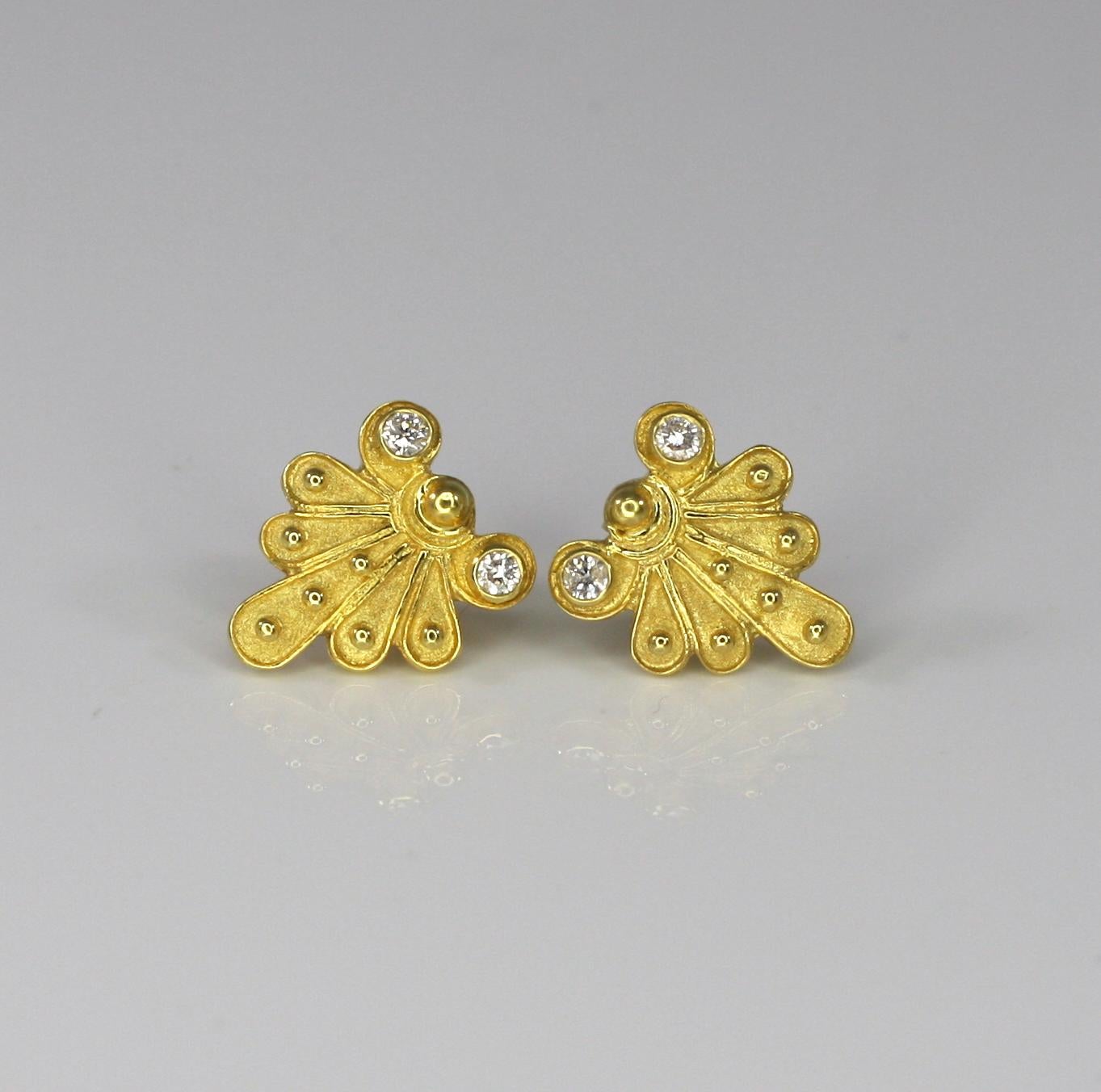 Dieser S.Georgios Designer-Ohrring ist aus 18 Karat Gelbgold und wurde von Hand gefertigt. Die Ohrringe sind mikroskopisch genau mit Granulierung verziert und haben eine einzigartige Samtoptik auf dem Hintergrund. Diese Ohrringe tragen 4 Diamanten